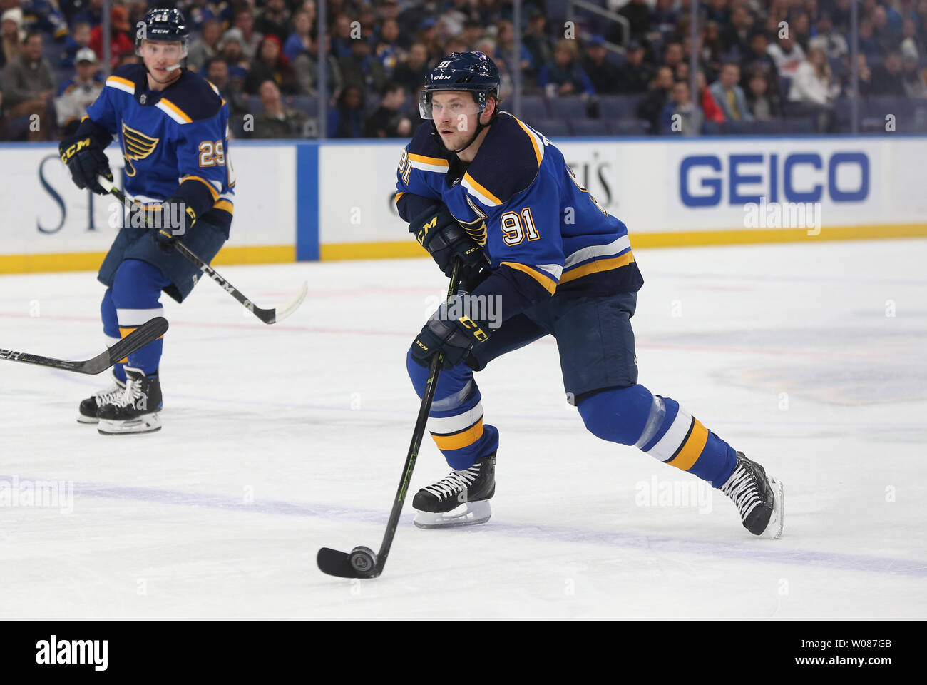 St. Louis Blues Wladimir Tarasenko in Russland bringt den Puck nach oben Eis gegen die Vancouver Canucks auf der Enterprise Center in St. Louis am 9. Dezember 2018. Foto von Bill Greenblatt/UPI Stockfoto