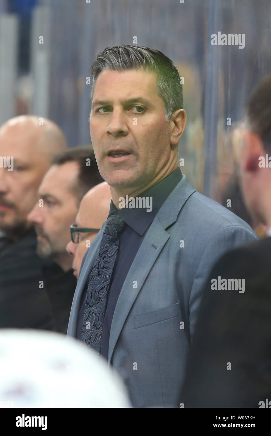 Colorado Avalanche Haupttrainer Jared Bednar Gespräche mit Assistant Coaches in der ersten Periode gegen die St. Louis Blues auf der Enterprise Center in St. Louis am 14. Dezember 2018. Foto von Bill Greenblatt/UPI Stockfoto