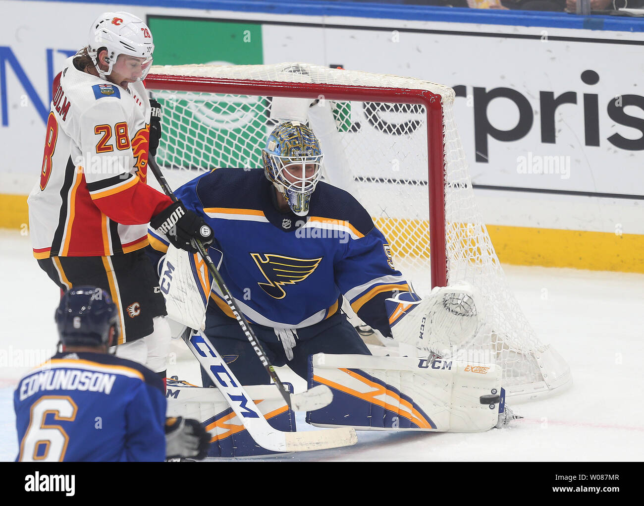 St. Louis Blues Torwart Jordanien Binnington bereitet eine als Calgary Flames Elias Lindholm aus Schweden speichern Störungen bietet in der zweiten Periode am Enterprise Center in St. Louis am 16. Dezember 2018. Foto von Bill Greenblatt/UPI Stockfoto