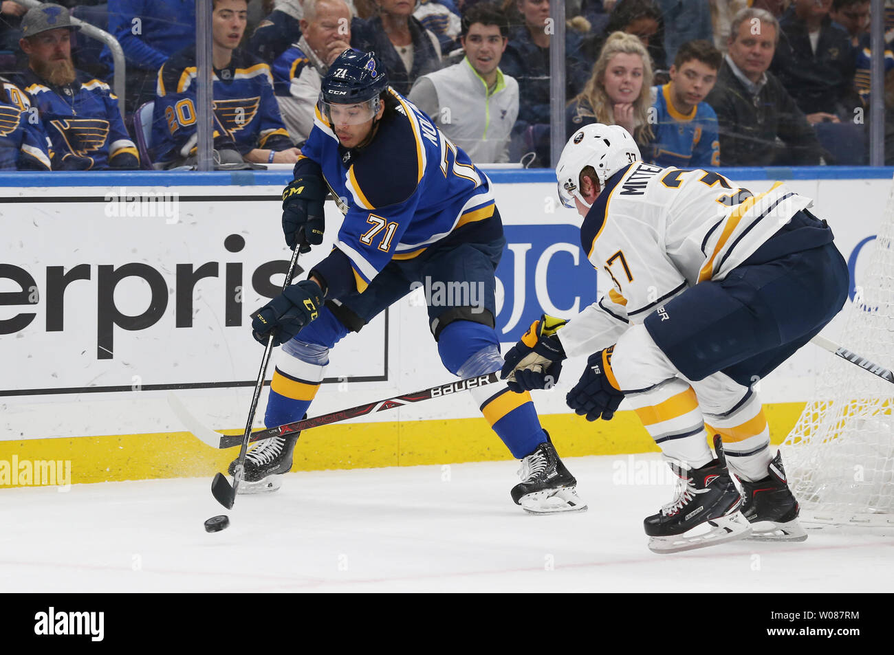 St. Louis Blues Jordanien Nolan versucht den Puck hinter Buffalo Sabres Casey Mittelstadt in der ersten Periode am Enterprise Center in St. Louis am 27. Dezember 2018 zu übermitteln. Foto von Bill Greenblatt/UPI Stockfoto