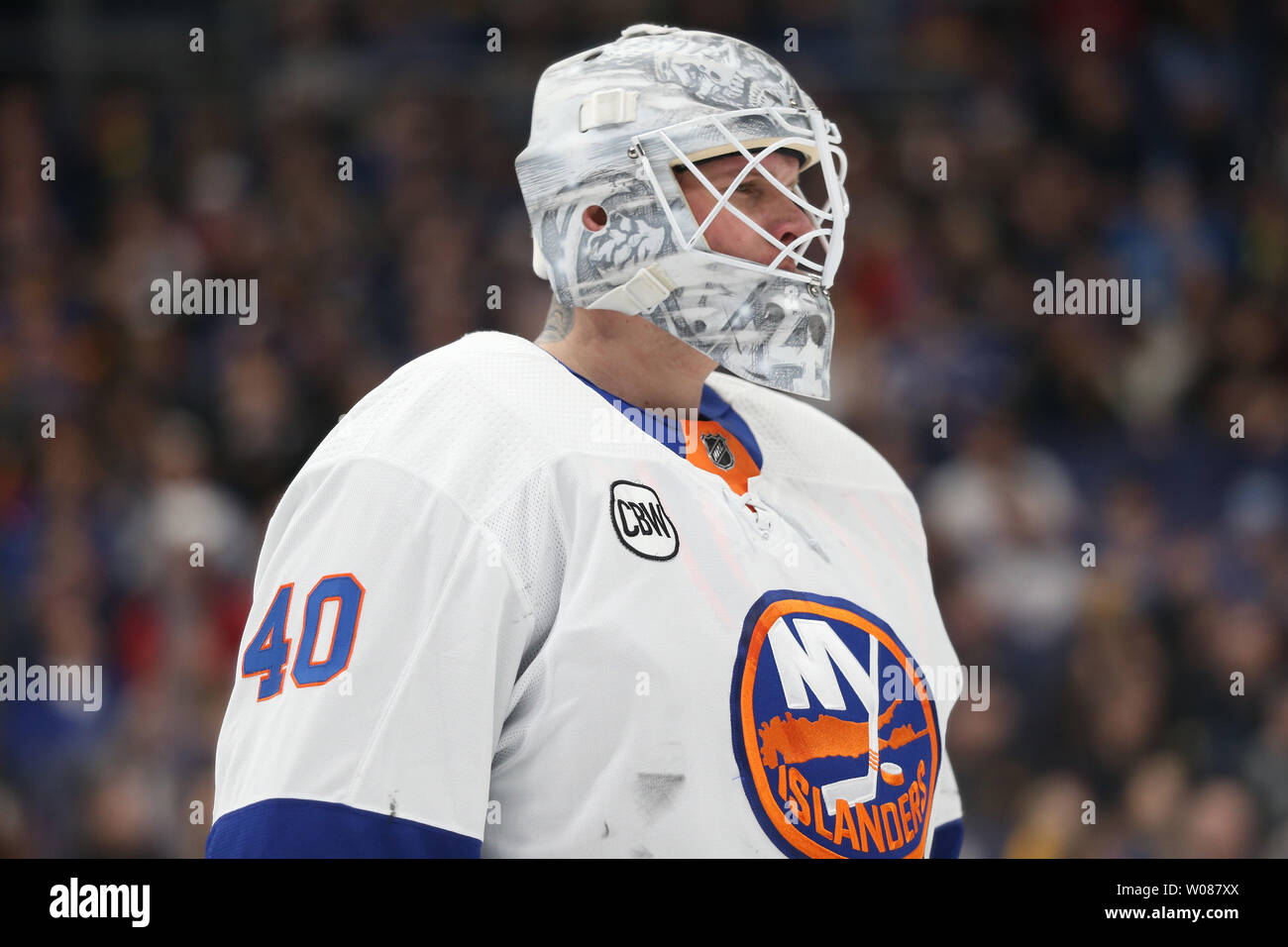 New York Islanders Torwart Robin Lehner skates an seine Bank während eines Time out gegen die St. Louis Blues in der ersten Periode am Enterprise Center in St. Louis am 5. Januar 2019. Foto von Bill Greenblatt/UPI Stockfoto