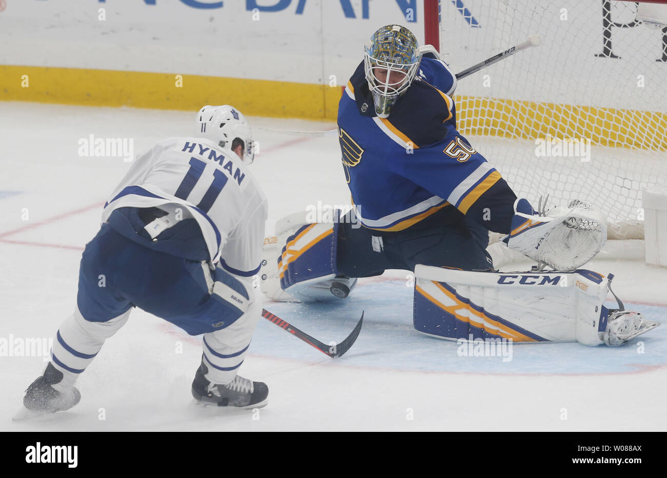 St. Louis Blues Torwart Jordanien Binnington erstreckt sich ein Anschlag auf einen Schuß von der Toronto Maple Leafs in der dritten Periode bei der Enterprise Center in St. Louis am 19. Februar 2019 zu machen. Das 3-2 für St. Louis setzt alle Zeit Vorrechtaufzeichnung mit 11 gerade gewinnt. Foto von Bill Greenblatt/UPI Stockfoto