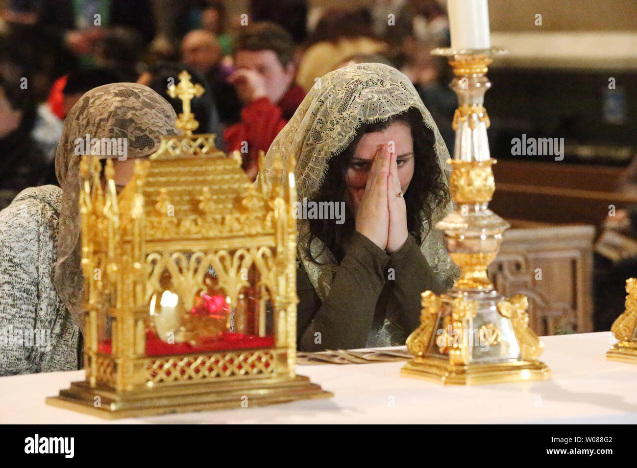 Gemeindemitglieder knien vor dem Herzen eines Priesters Anzeige an den Dom der Basilika von Saint Louis in St. Louis am 15. März 2019 beten. St. John vianney der unbestechliche Herzen ist als ein großer, erstklassige Relikt. Das Herz der Heilige hat Decay für mehr als 150 Jahre widerstanden. Ein relikt wie die unbestechliche Herzen bietet eine konkrete Erinnerung an die Gemeinschaft mit den heiligen Männern und Frauen, die uns vorangegangen sind, mit Stärke ihr Beispiel von gläubigen Leben zu folgen. St. John Vianney, im Volksmund als Heilmittel bekannt? Von Ars, wird als ein Modell der priesterlichen Großzügigkeit, Reinheit und prayerfulness. In geboren Stockfoto