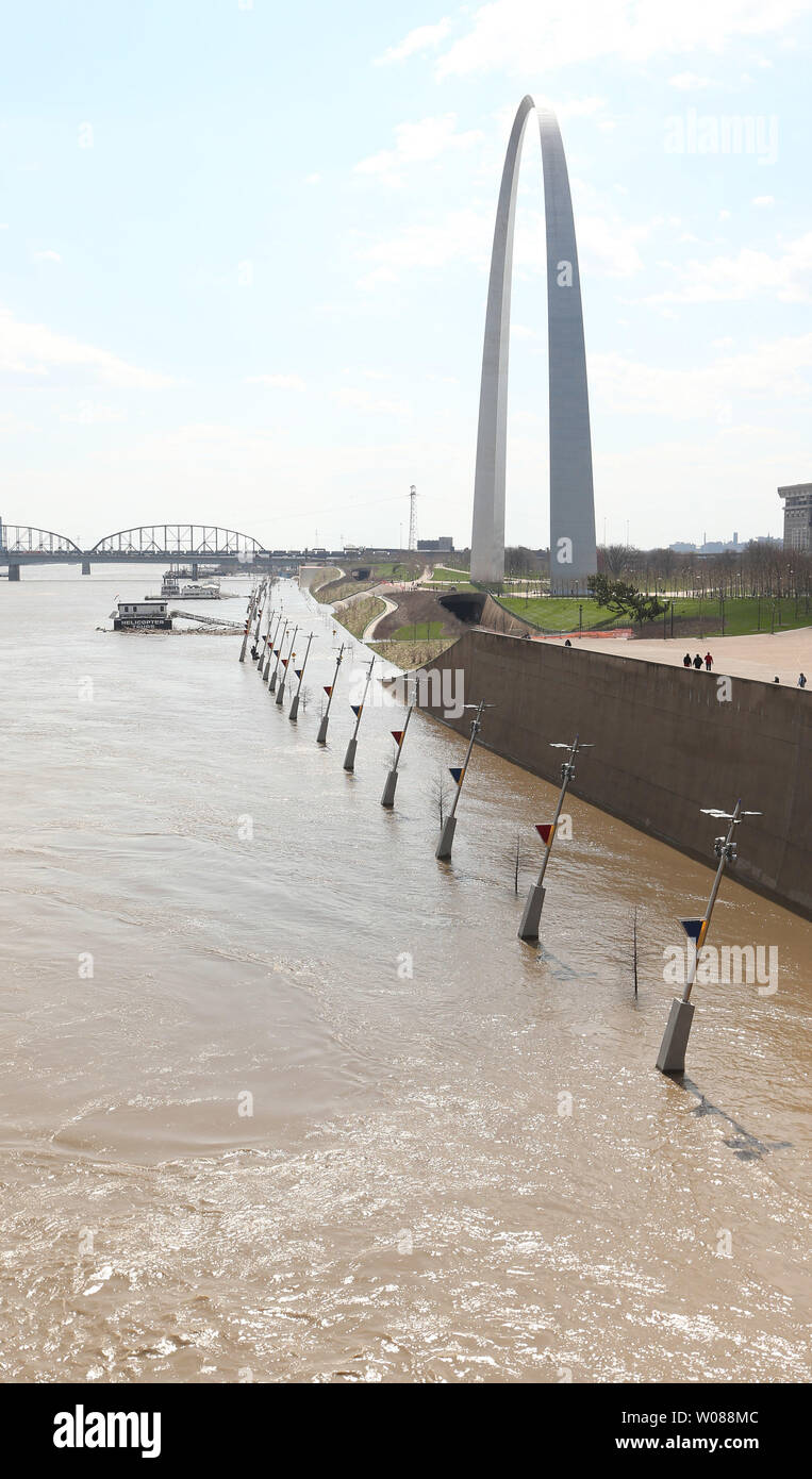 Lenore K. Sullivan Blvd. (Ganz rechts) ist mit Hochwasser von der Mississippi River auf der St. Louis Riverfront in St. Louis am 2. April 2019 abgedeckt. Der Mississippi River kampagnenthema auf 38 Fuß während dieser moderaten Überschwemmungen. Foto von Bill Greenblatt/UPI Stockfoto