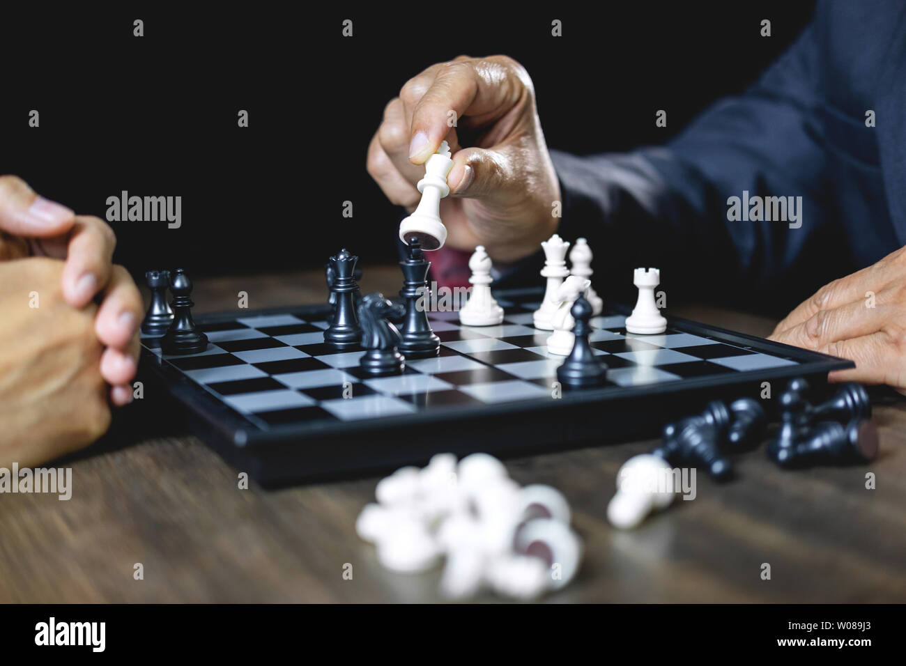 Kaufmann und Kauffrau Schach spielen und denken über Strategie Crash die gegnerische Mannschaft und Entwicklung Analyse Sturz für Win und Erfolg Stockfoto