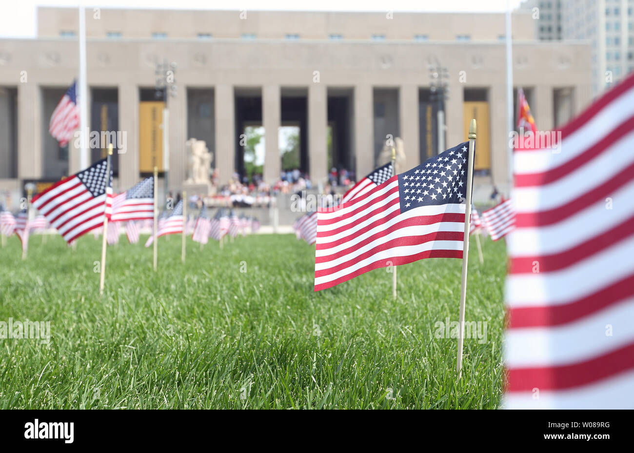 554 kleine amerikanische Flaggen Wave in der Brise während des Memorial Day Zeremonien am Soldaten Denkmal in St. Louis am 27. Mai 2019. 554 Namen von St. Louisian Krieg tot seit dem Zweiten Weltkrieg 1 waren laut lesen. Soldaten Denkmal wurde am 30. Mai 1938 eingeweiht und machte eine vollständige Wiederherstellung. Foto von Bill Greenblastt/UPI Stockfoto