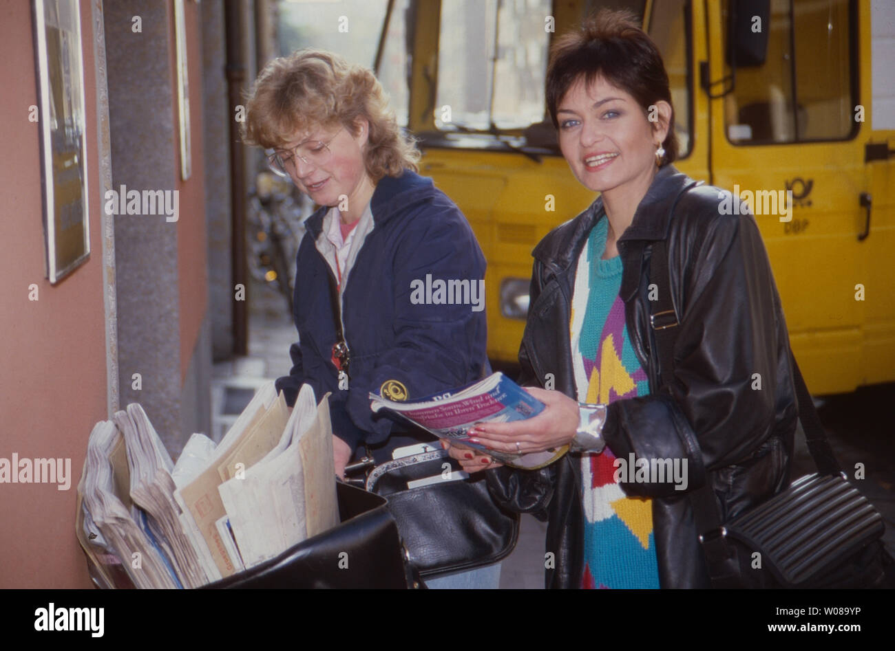 Sibylle Nicolai, deutsche Fictitious character, Moderatorin und Synchronsprecherin, unterwegs in Gelsenkirchen, Deutschland 1992. Die deutsche Schauspielerin, TV-Moderatorin und Schauspielerin Sibylle Nicolai schlendern durch hthe Stadt Gelsenkirchen, Deutschland 1992. Stockfoto