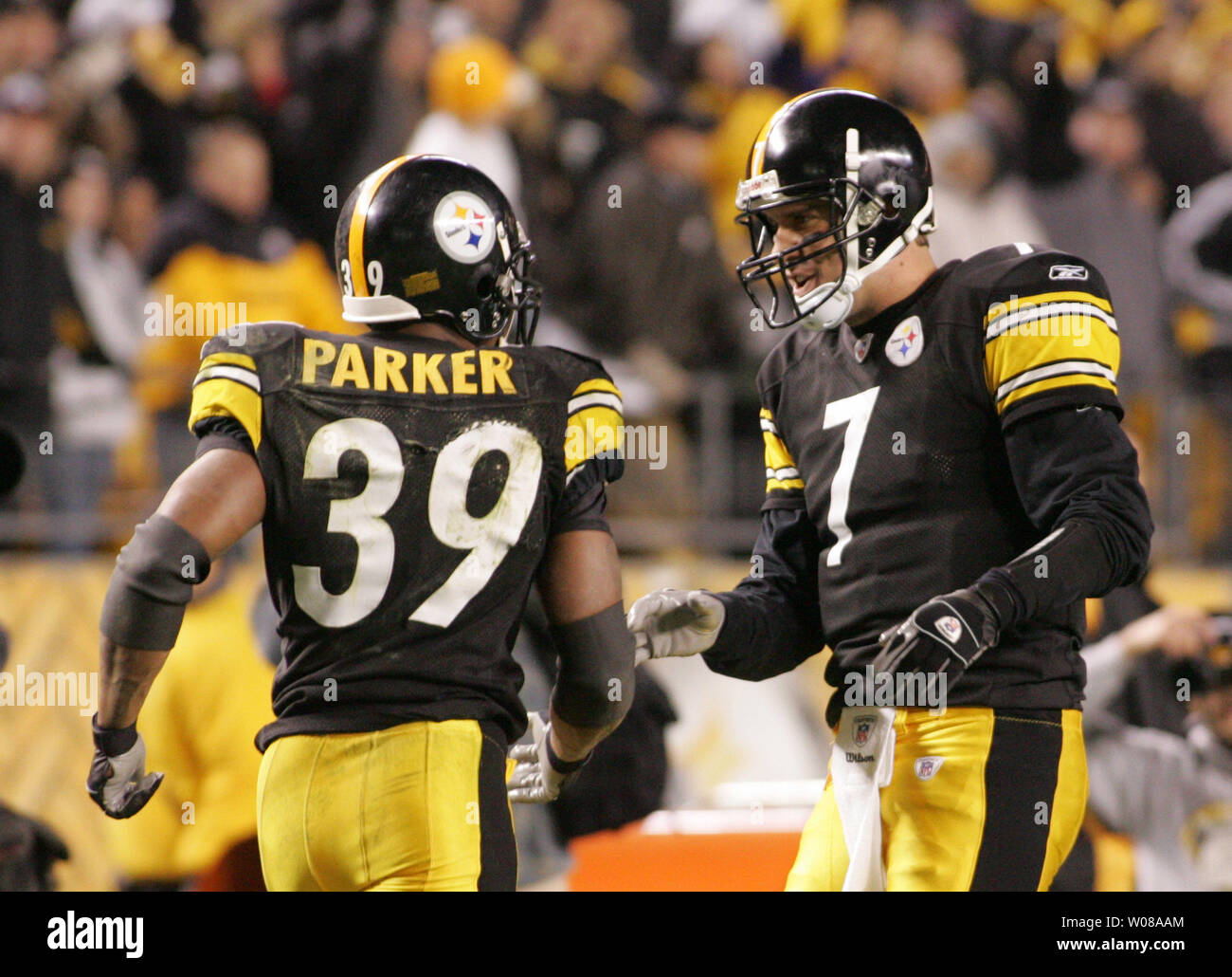 Pittsburgh Steelers Ben Roethlisberger und Willie Parker Parker Feiern nach einem Touchdown im vierten Viertel gegen die New Orleans Saints am Heinz Feld in Pittsburgh, Pennsylvania am 12. November 2006. Die Steelers besiegt die Heiligen 38-31. (UPI Foto/Stephen Brutto) Stockfoto