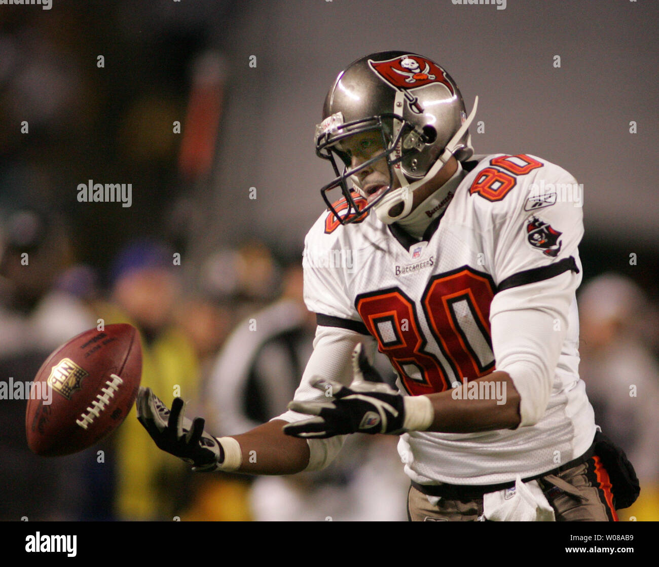 Tampa Bay Buccaneers Michael Clayton Tropfen einen Pass von Bruce Gradkowski im dritten Quartal am Heinz Feld in Pittsburgh, Pennsylvania am 3. Dezember 2006. (UPI Foto/Stephen Brutto) Stockfoto