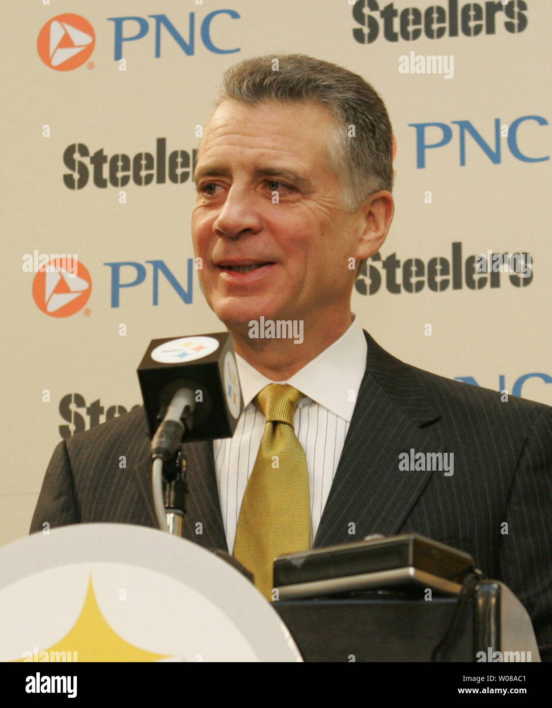 Kunst Rooney II der Pittsburgh Steelers gibt bekannt, dass Mike Tomlin wird die nächste Head Coach der Pittsburgh Steelers. Die Ankündigung wurde an der Steelers Komplex auf der Southside von Pittsburgh, Pennsylvania am 22. Januar 2007 gemacht. (UPI Foto/Stephen Brutto) Stockfoto