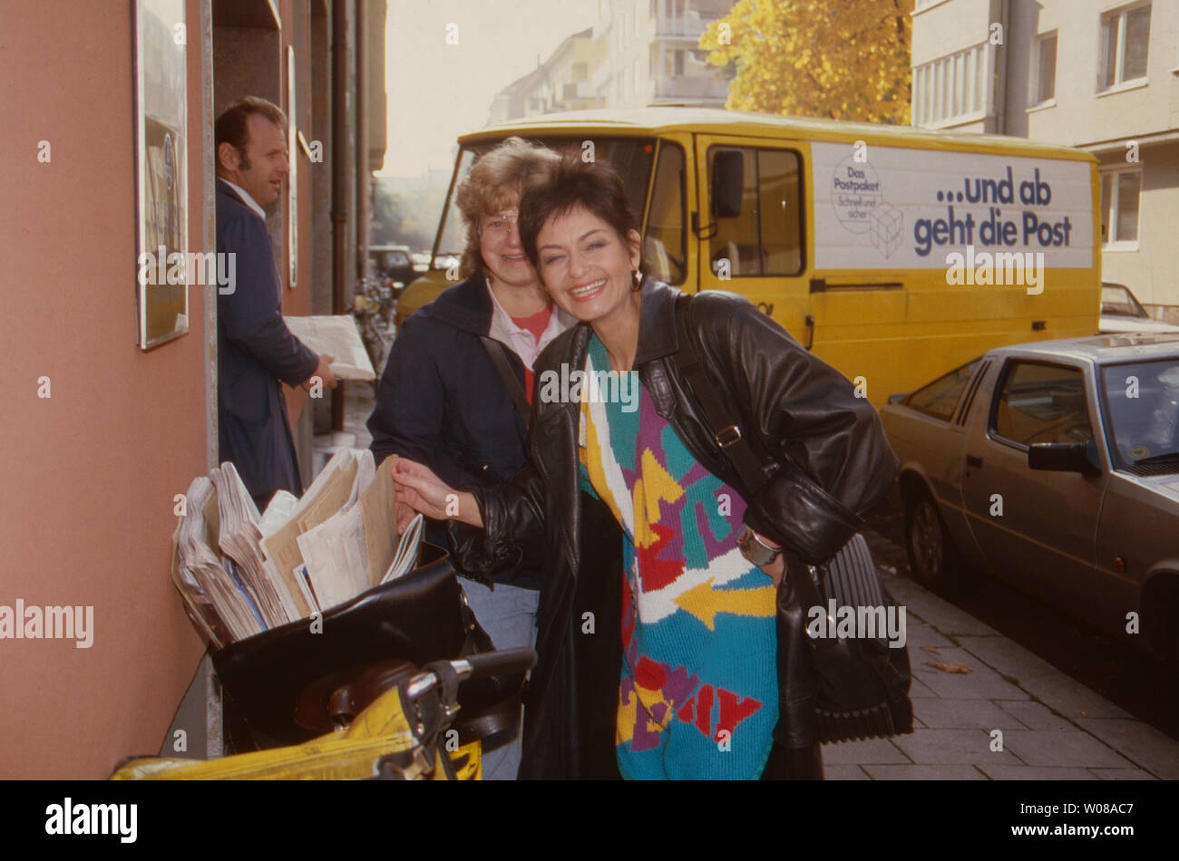 Sibylle Nicolai, deutsche Fictitious character, Moderatorin und Synchronsprecherin, unterwegs in Gelsenkirchen, Deutschland 1992. Die deutsche Schauspielerin, TV-Moderatorin und Schauspielerin Sibylle Nicolai schlendern durch hthe Stadt Gelsenkirchen, Deutschland 1992. Stockfoto