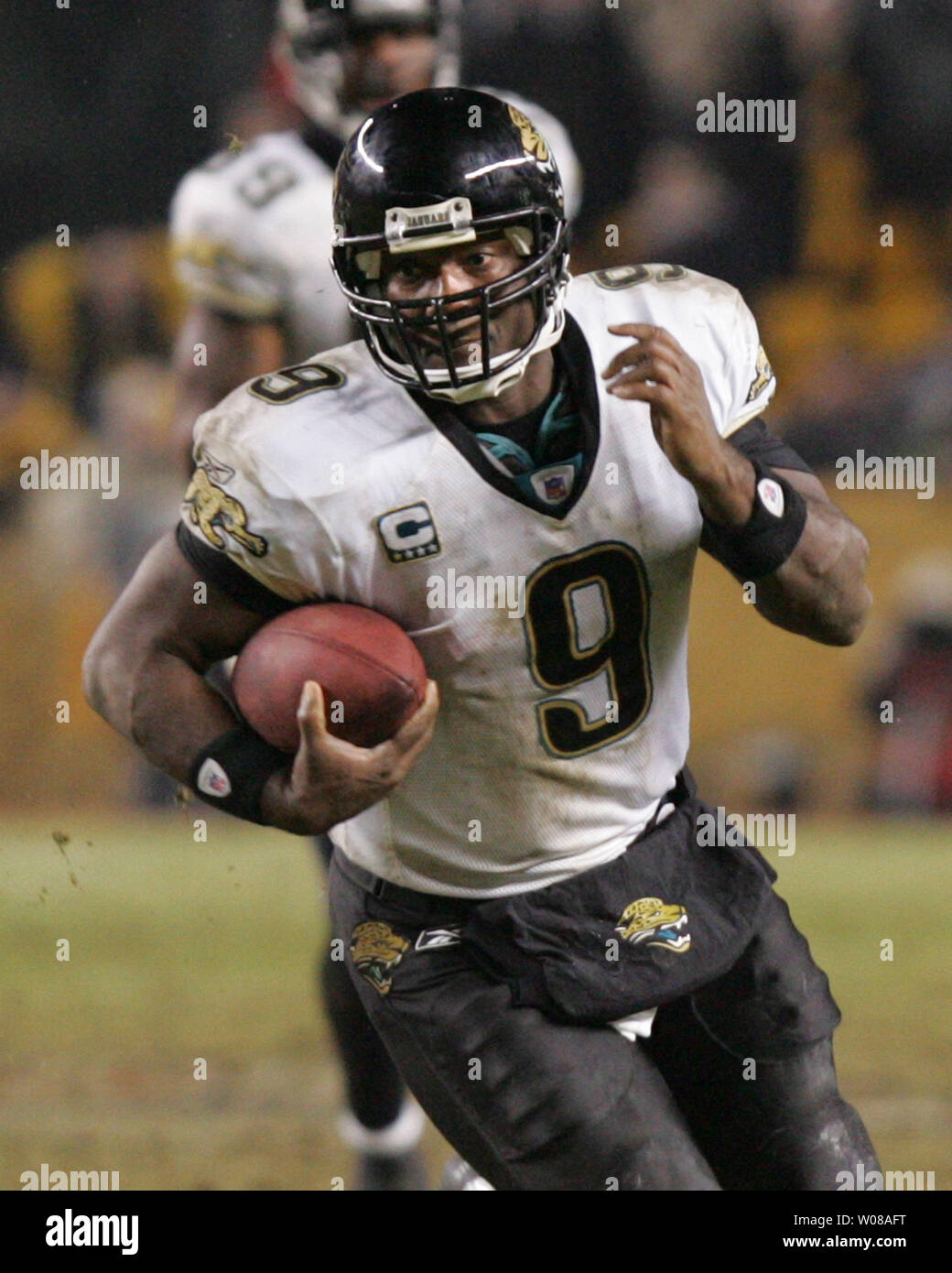 Jacksonville Jaguars QB David Garrard läuft für einen ersten Abstieg auf einem Viertel bis spät im vierten Viertel gegen die Pittsburgh Steelers am Heinz Feld in Pittsburgh, Pennsylvania am 5. Januar 2008. Die Jaguare besiegten die Steelers 31-29. (UPI Foto/Stephen Brutto) Stockfoto