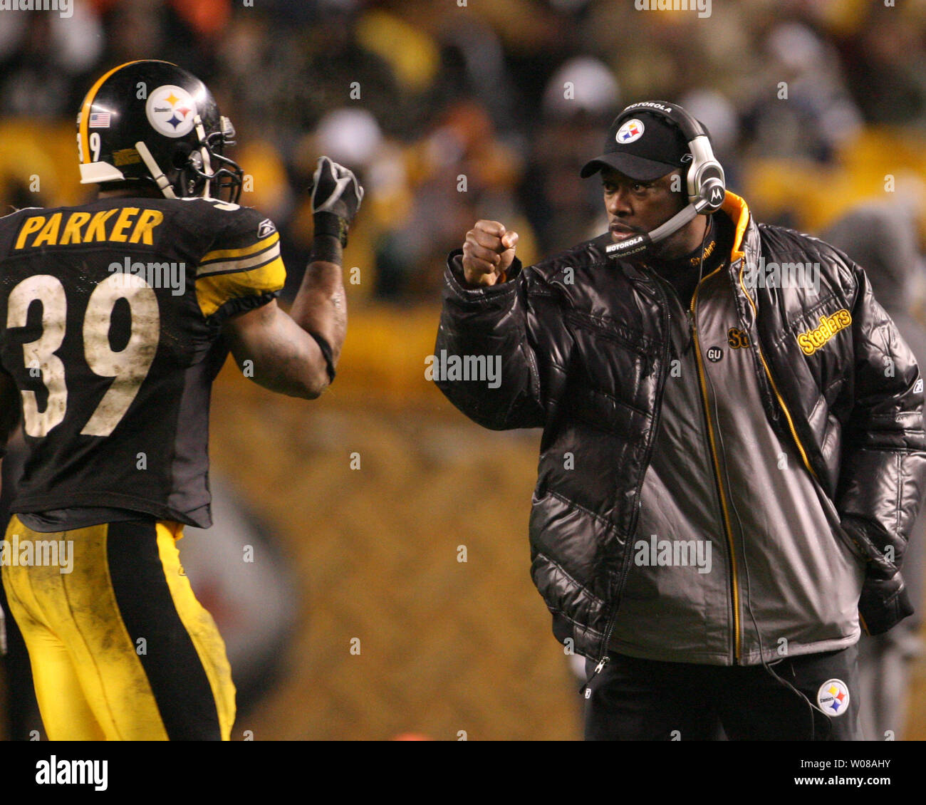 Pittsburgh Steelers Head Coach Mike Tomlin (R) gratuliert Willie Parker (39), nachdem er einen ersten Abstieg im dritten Quartal gegen die San Diego Chargers am Heinz Feld in Pittsburgh, Pennsylvania am 16. November 2008. (UPI Foto/Stephen Brutto) Stockfoto