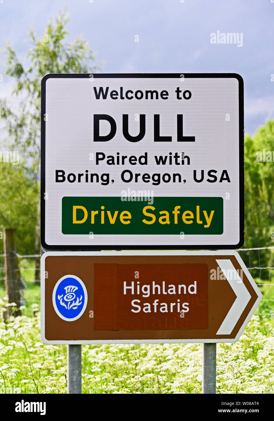 Dorf unterzeichnen. 'DULL gepaart mit langweiligen, Oregon, USA." Sicher Fahren. Highland Safaris. Stumpf, Perth und Kinross, Schottland, Großbritannien, Europa. Stockfoto