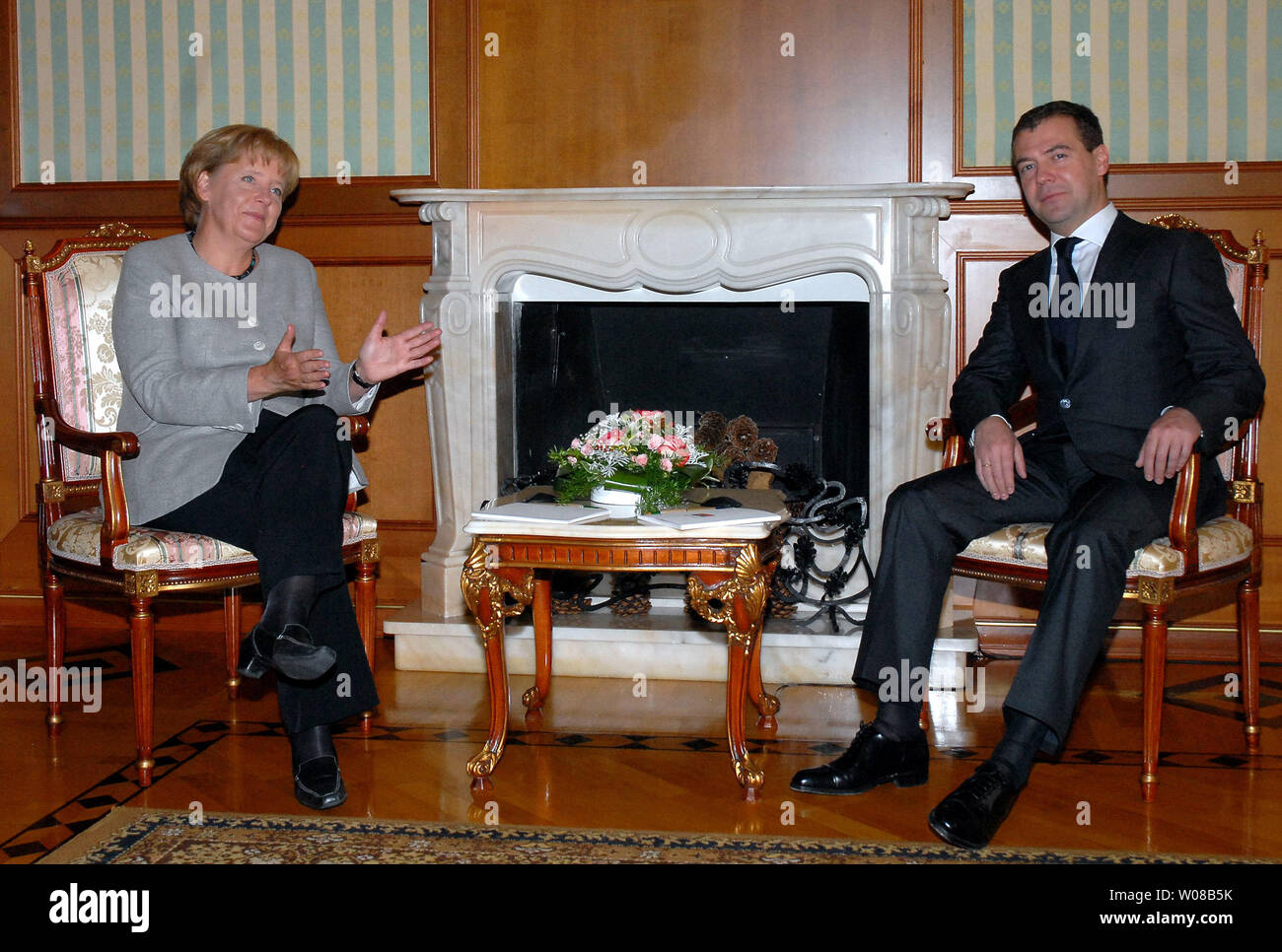 Der russische Präsident Dmitri Medwedew spricht (R) trifft sich mit Bundeskanzlerin Angela Merkel vor ihrer Sitzung in der Residenz des Präsidenten im russischen Sotschi am Schwarzen Meer am 15. August 2008. Merkel forderte die Russische Truppen aus Georgien abzuziehen, indem einige der militärischen Aktion es unverhältnismäßig. (UPI Foto/Alex Volgin) Stockfoto