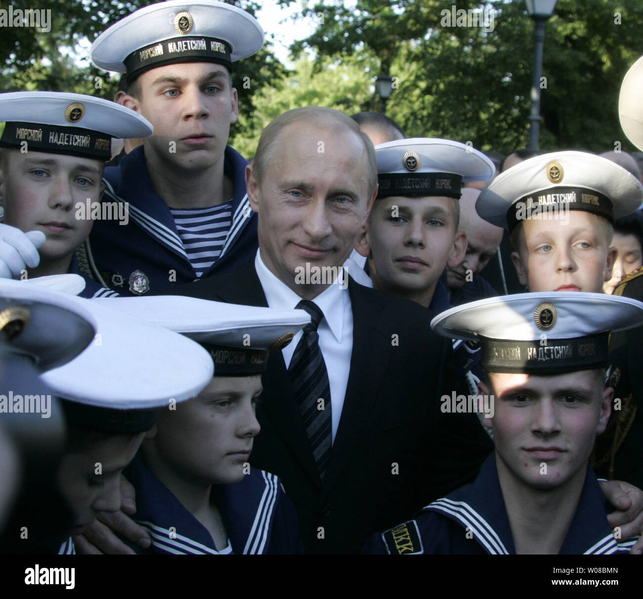 Der russische Präsident Wladimir Putin und Studenten einer naval Internat für ein Foto posieren nach einer Zeremonie der Enthüllung des Denkmals zu spät Anatoly Sobchak, Bürgermeister von St. Petersburg in St. Petersburg am 12. Juni 2006. Putin war ein Berater von sobchak von 1994 bis 1996. (UPI Foto/Anatoli Zhdanov) Stockfoto