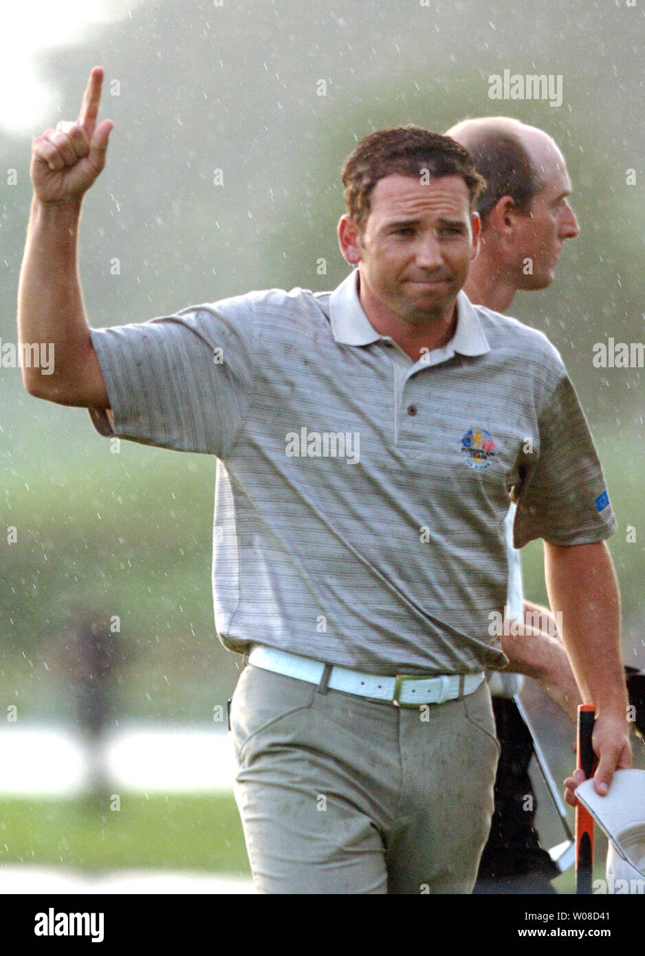 Europäische Teammitglied Sergio Garcia feiert seinen Umlauf gewinnenden Schlag, auf dem 18 Grün während der ersten Runde der Ryder Cup, Im K Club in Straffan, Irland am 21. September 2006. (UPI Foto/Kevin Dietsch) Stockfoto