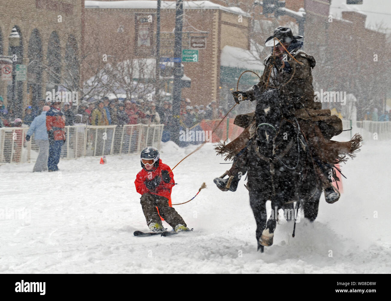 Eine kleine Snowboarder genießt eine Fahrt hinter einem Reiter bei der 98. jährlichen Steamboat Springs Winter Karneval in Steamboat Springs kürzlich am 5. Februar 2011. Diese jährliche Feier umfasst eine Vielzahl von Veranstaltungen, die das westliche Erbe und Markieren von Steamboat Tradition der Wintersport umfassen. UPI/Larry Pierce Stockfoto