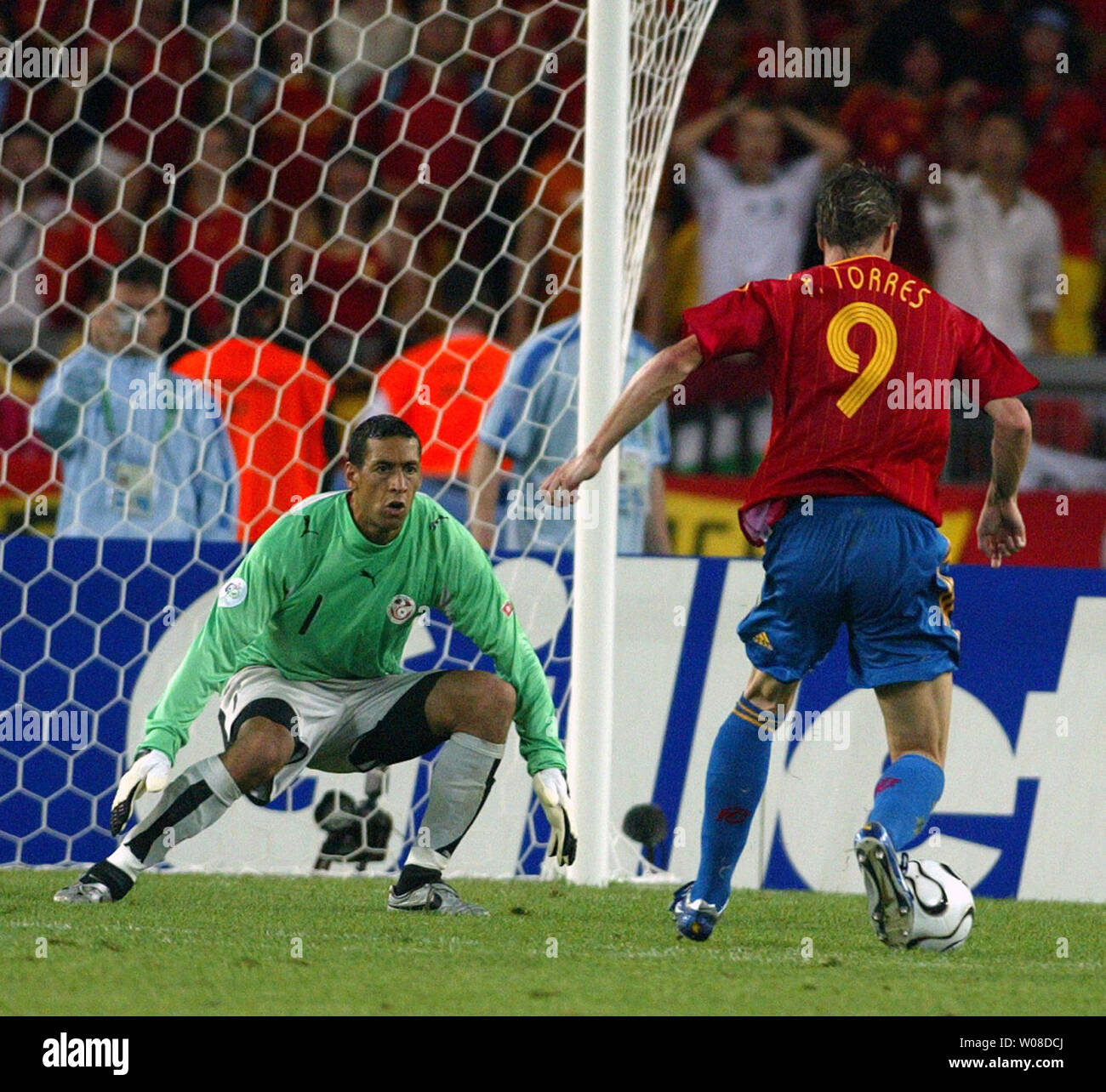 Spaniens Fernando Torres (9) schießt am Ziel mit der Tunesischen Torwart Ali Boumnijel in Fußball-WM-Aktion in Stuttgart, Deutschland warten, die am 19. Juni 2006. Spanien besiegt Tunesien 3-1. (UPI Foto/Arthur Thill) Stockfoto