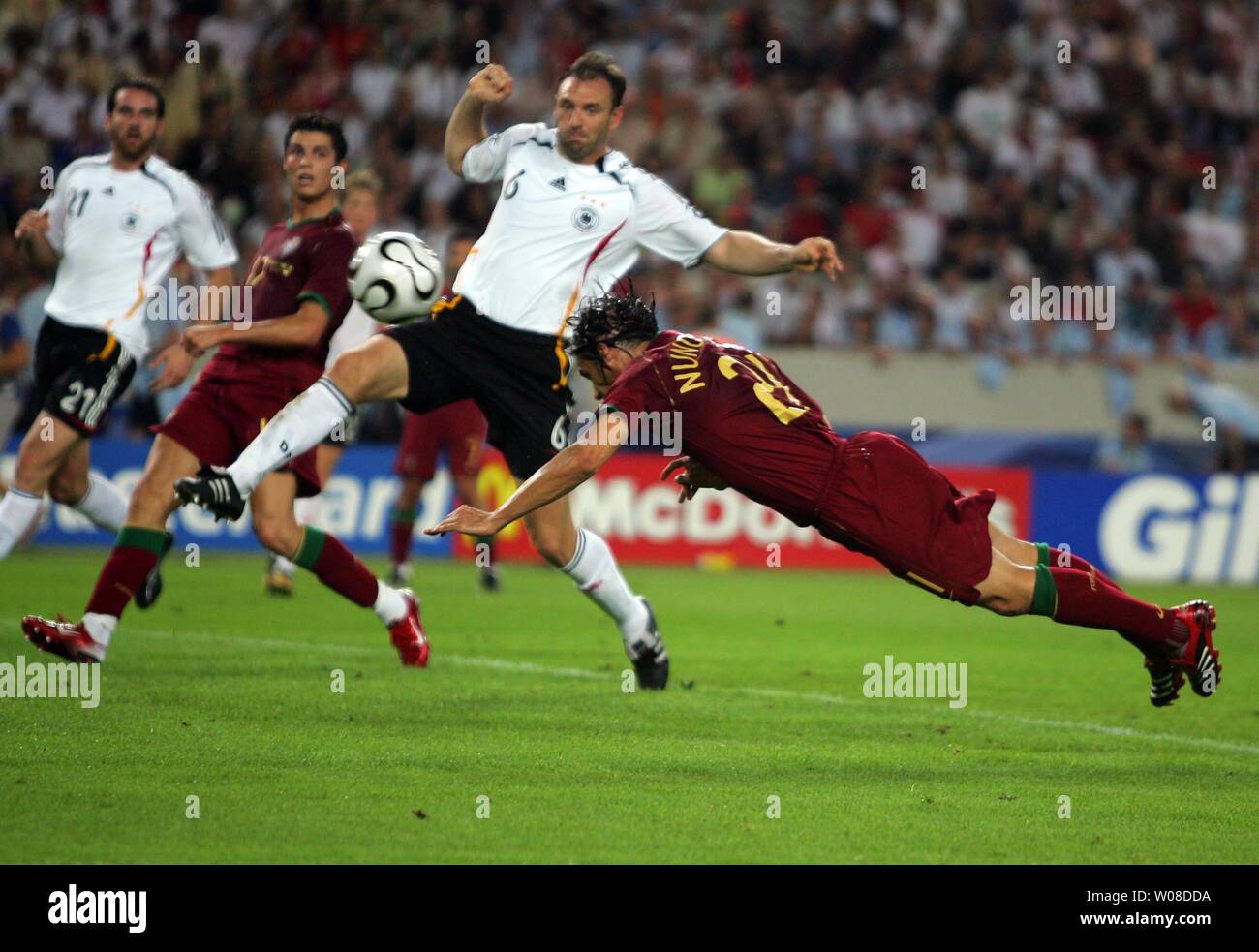 Von Portugals Nuno Gomes mit einer Kopfzeile in FIFA WM 2006 Fußball in Stuttgart am 8. Juli 2006. Deutschland besiegt Portugal 3-1 den dritten Platz in der WM zu erfassen. (UPI Foto/Christian Brunskill) Stockfoto