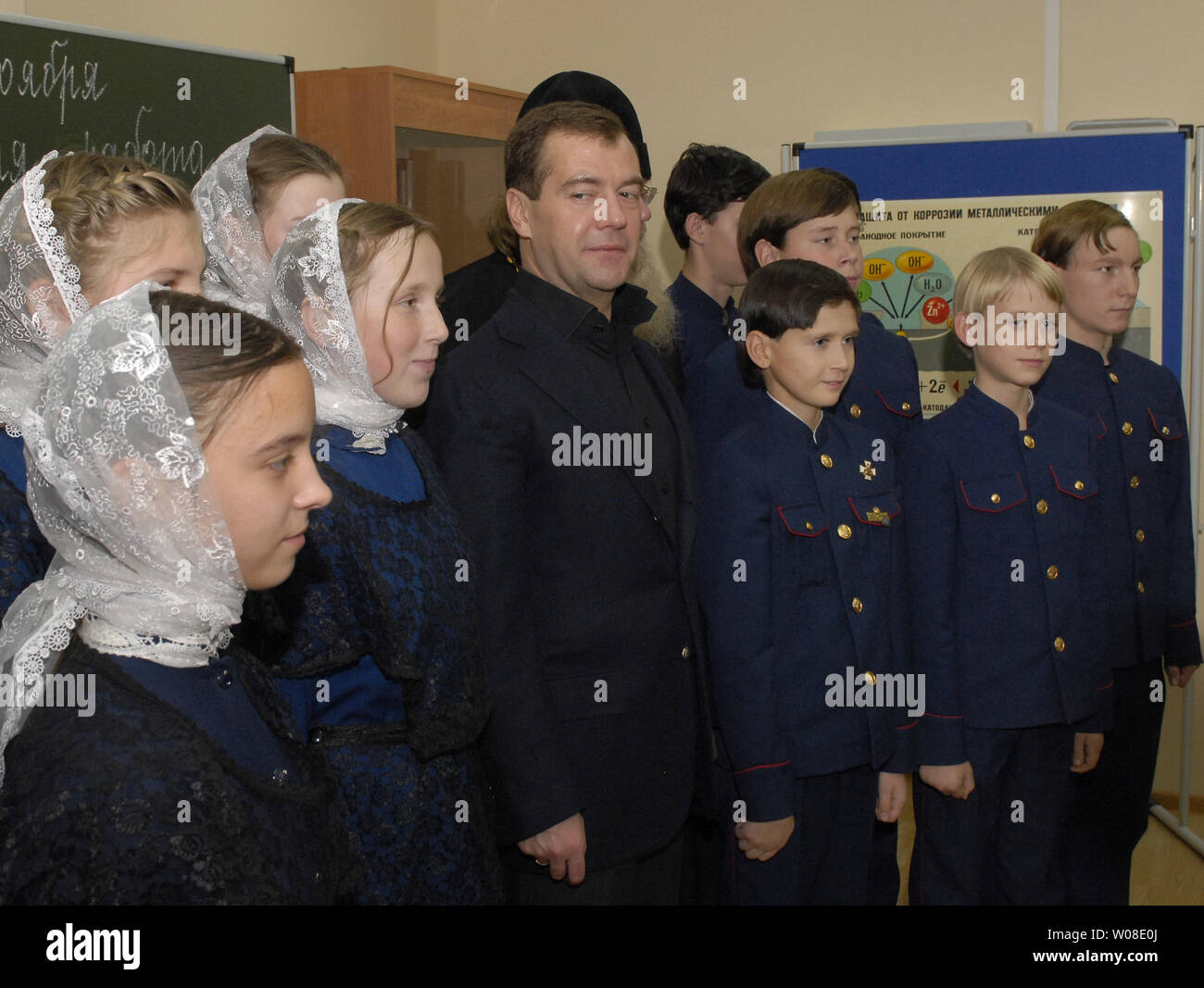 Der russische Präsident Dmitri Medwedew wirft mit Studenten der Sonntagsschule in Spaso-Yefimyevsky Kloster bei seinem Besuch in der alten russischen Stadt Susdal, etwa 200 km (124 Meilen) östlich von Moskau, am 4. November 2009. UPI/Alex Volgin Stockfoto