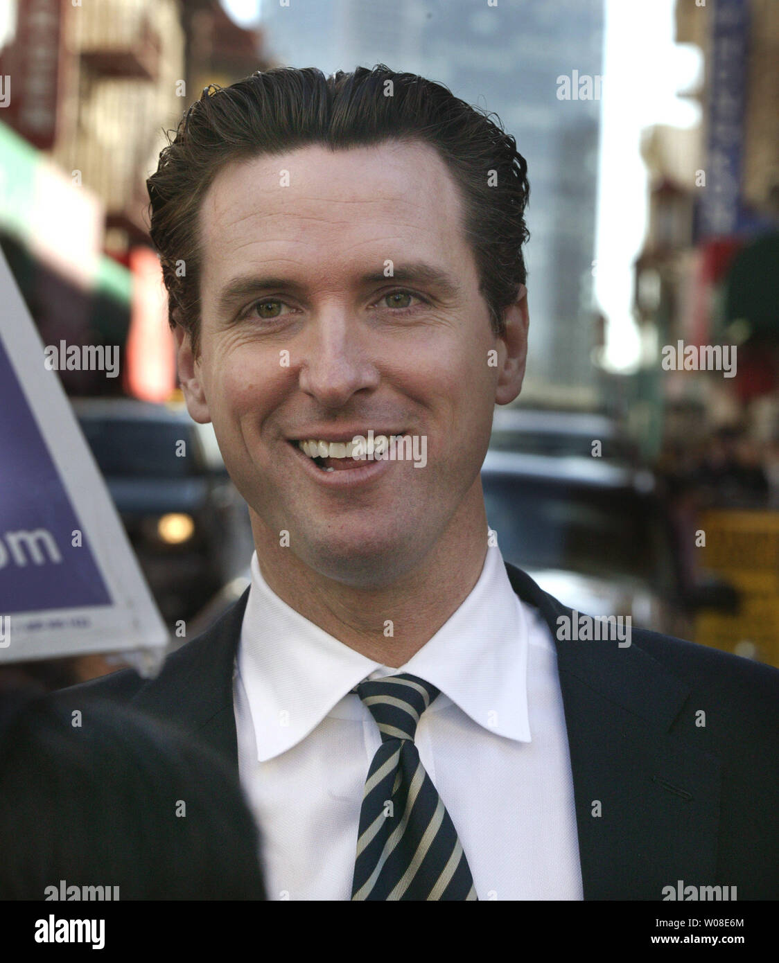 Gavin Newsom, der demokratische Kandidat für die Bürgermeister von San Francisco, lächelt, während einem Spaziergang durch Chinatown mit Unterstützern Dez. 8, 2003 in San Francisco. Newsom läuft gegen Kandidat Matt Gonzalez in einem engen Rennen. (UPI Foto/Terry Schmitt) Stockfoto