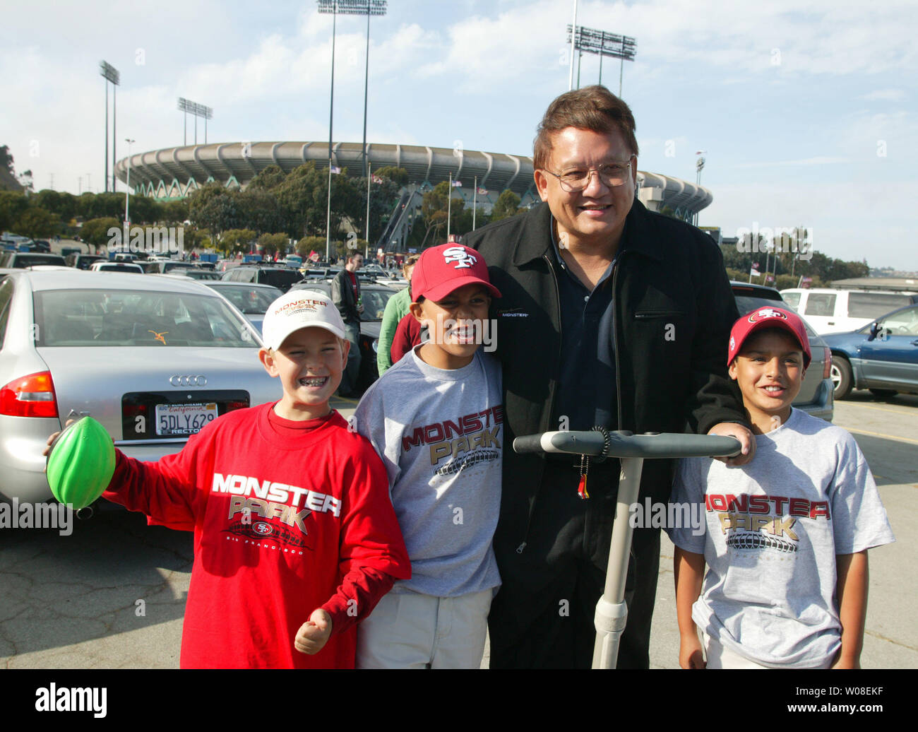 Monster Cable Products Inc. Gründer Noel Lee posiert für ein Foto mit den Kindern auf dem Parkplatz des 49ers Stadion in San Francisco am 3. Oktober 2004. Seine Firma hat mit den 49ers in die Umbenennung der park Monster Park verbunden. (UPI Foto/Terry Schmitt) Stockfoto