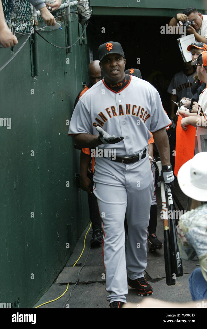 San Francisco Giants Barry Bonds prüft den leichten Nieselregen, als er das Feld betritt als DH gegen die Oakland A's bei McAfee Coliseum in Oakland, Kalifornien am 21. Mai 2006 zu handeln. Anleihen ist jetzt gebunden mit Babe Ruth in Lebenszeit zu Hause läuft bei 714. (UPI Foto/Bruce Gordon) Stockfoto