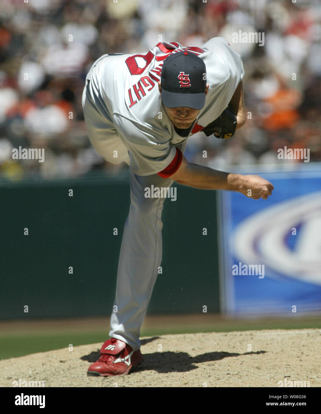 St. Louis Cardinals Krug Adam Wainwright folgt durch auf einen Pitch gegen die San Francisco Giants bei AT&T Park in San Francisco am 24. Mai 2006. Die Kardinäle die Riesen besiegte 10-4. (UPI Foto/Bruce Gordon) Stockfoto