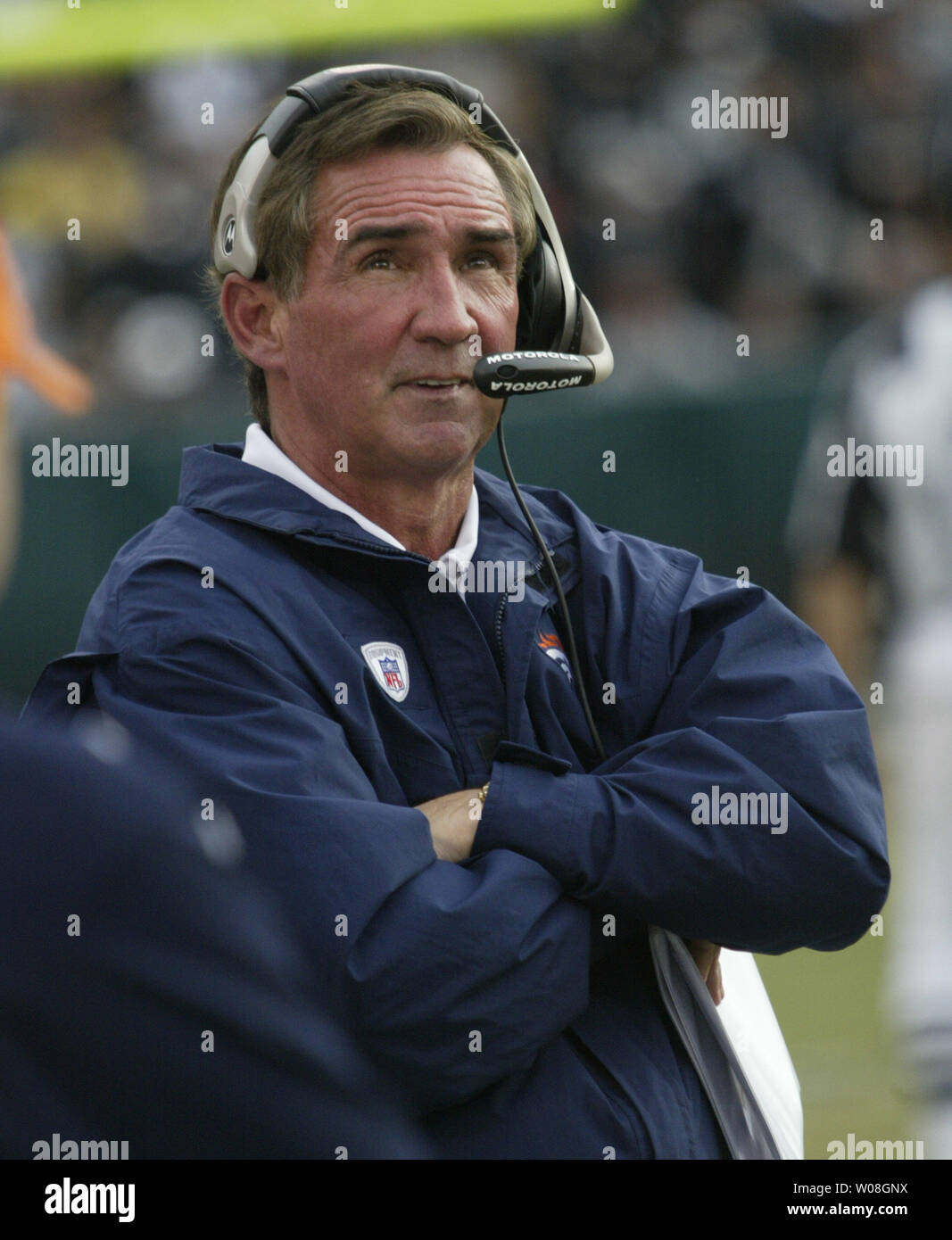 Denver Broncos Head Coach Mike Shanahan Uhren gegen die Oakland Raiders bei McAfee Coliseum in Oakland, Kalifornien am 12. November 2006 spielen. Die Broncos besiegt die Räuber 17-13. (UPI Foto/Bruce Gordon) Stockfoto