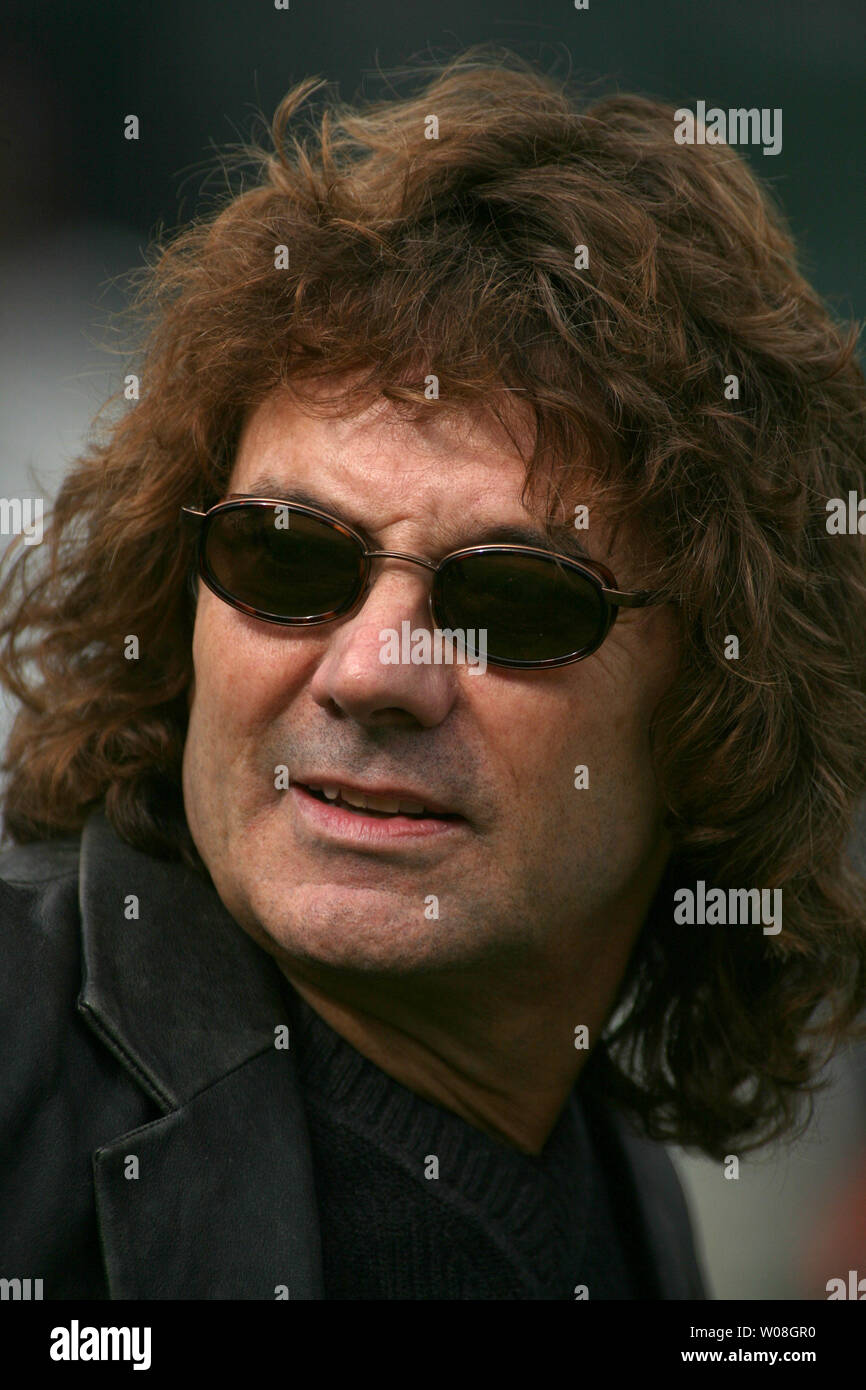 Jefferson Starship Leadsänger Mickey Thomas Uhren die Mannschaften das Feld nach dem Singen der Nationalhymne bei McAfee Coliseum in Oakland, Kalifornien am 12. November 2006 ein. Die Broncos besiegt die Räuber 17-13. (UPI Foto/Terry Schmitt) Stockfoto