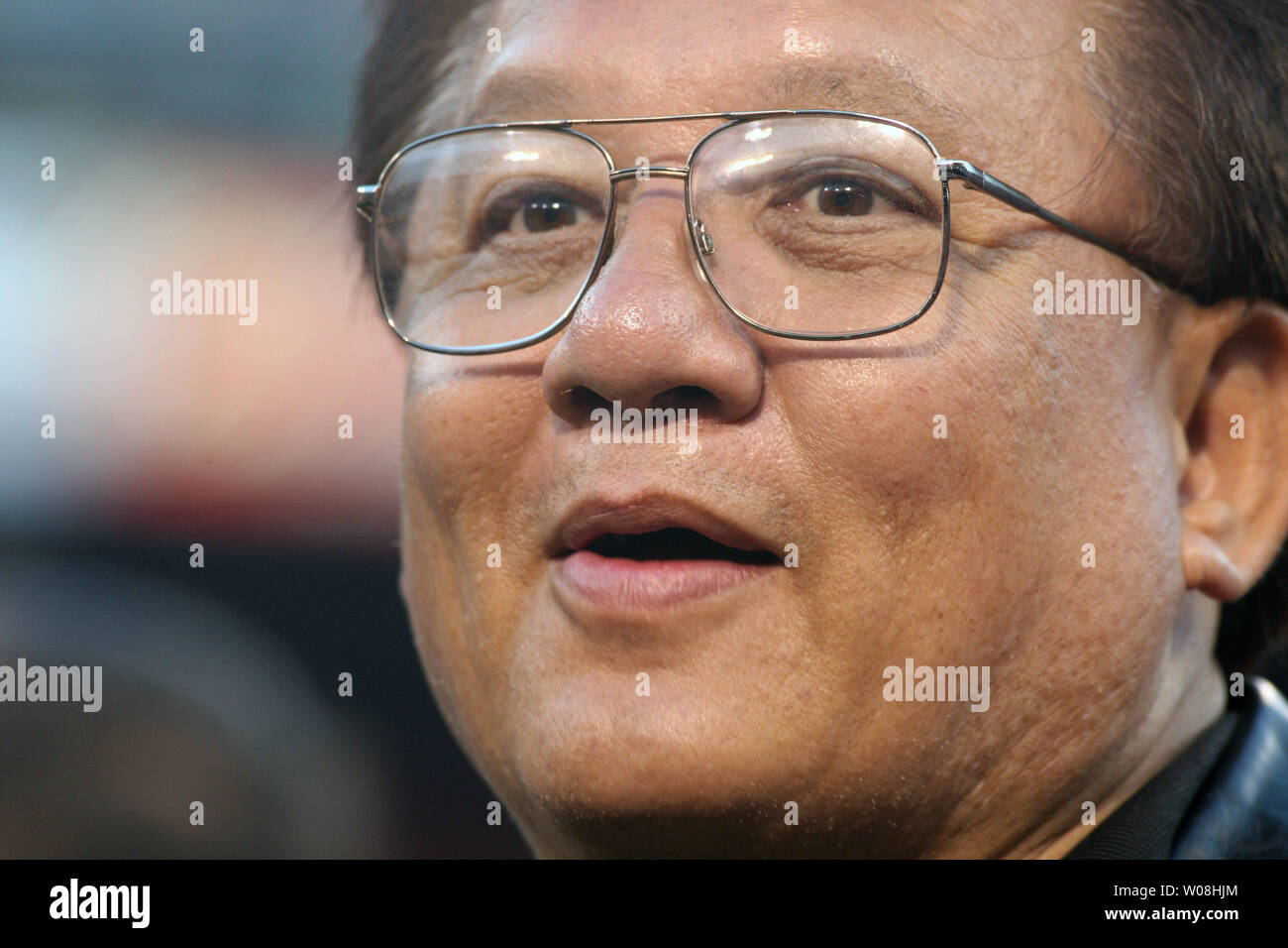 Monster Cable Gründer und CEO Noel Lee Uhren vor Spiel Tätigkeiten vor der San Francisco 49ers die Arizona Cardinals bei Monster Park in San Francisco am 10. September 2007 spielen. Die 49ers besiegten die Kardinäle 20-17. (UPI Foto/Terry Schmitt) Stockfoto