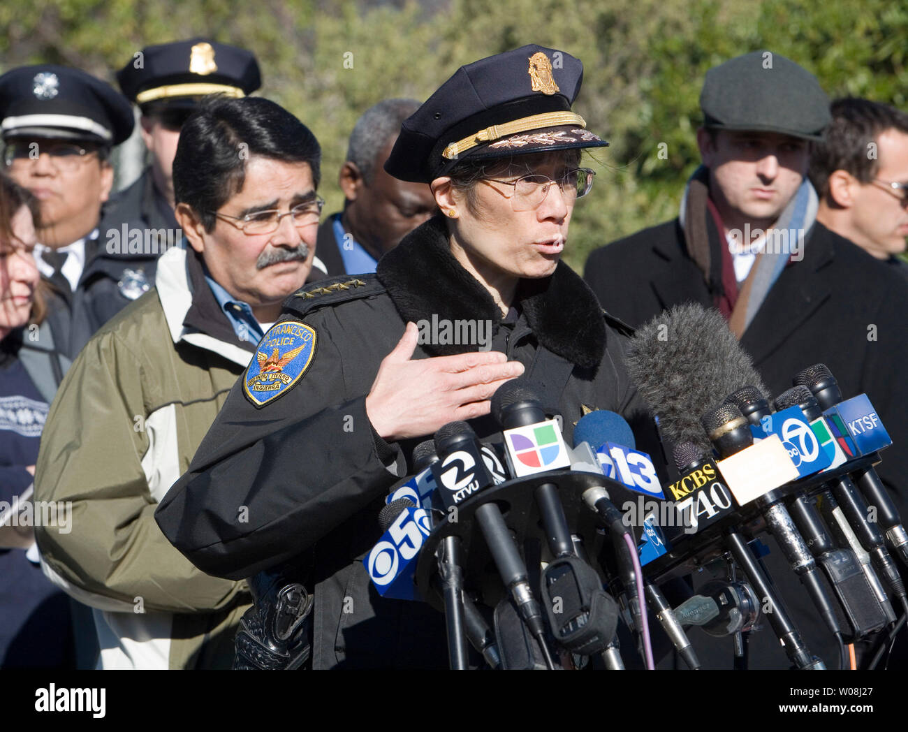 Manuel Mollinedo (L), Direktor des San Francisco Zoo wartet als San Francisco Leiter der Polizei Heather Fong Schriftsatz der Presse außerhalb des San Francisco Zoo am 26. Dezember 2007. Weihnachtstag ein Tiger entgangen sein Gehäuse, tötete einen Besucher- und Zerfleischt zwei andere vor einer durch eine knallen die Kugeln der Polizei abgeschnitten zu sein. (UPI Foto/Terry Schmitt) Stockfoto