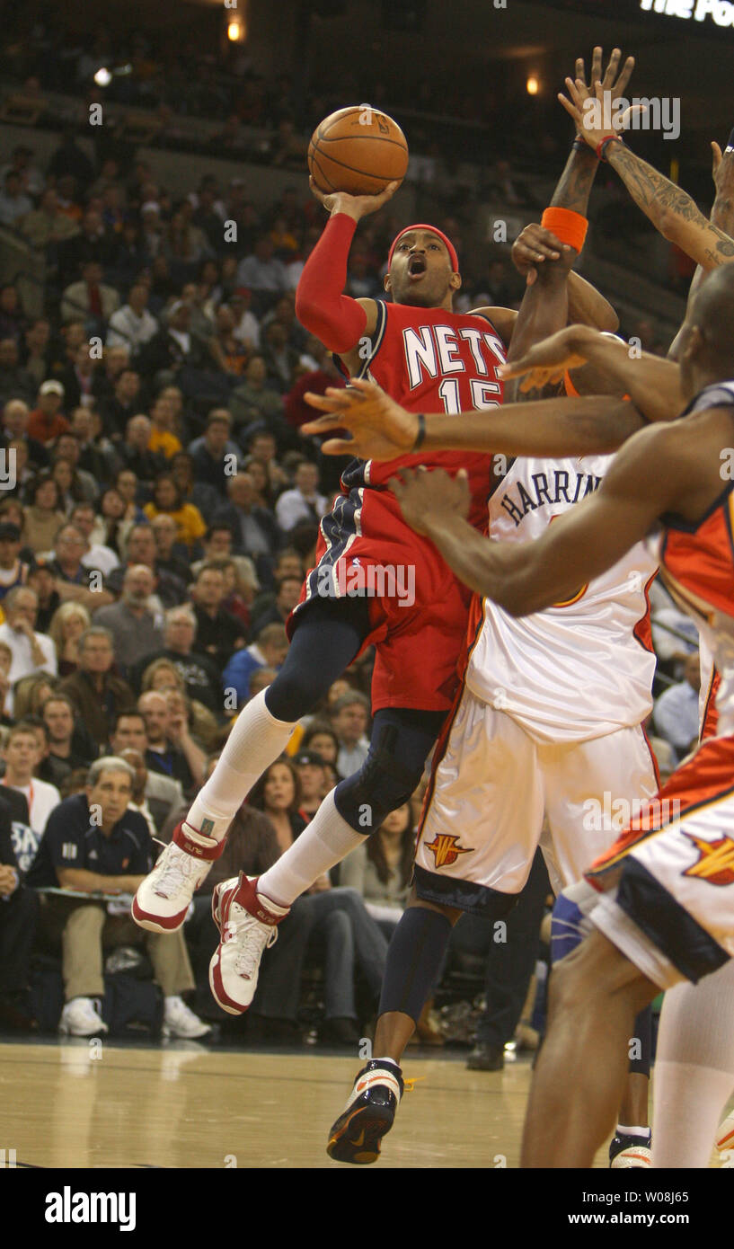 New Jersey Nets Vince Carter (15) geht oben für einen Schuß gegen die Golden State Warriors in der ersten Hälfte in der Oracle Arena in Oakland, Kalifornien, die am 24. Januar 2008. (UPI Foto/Terry Schmitt) Stockfoto