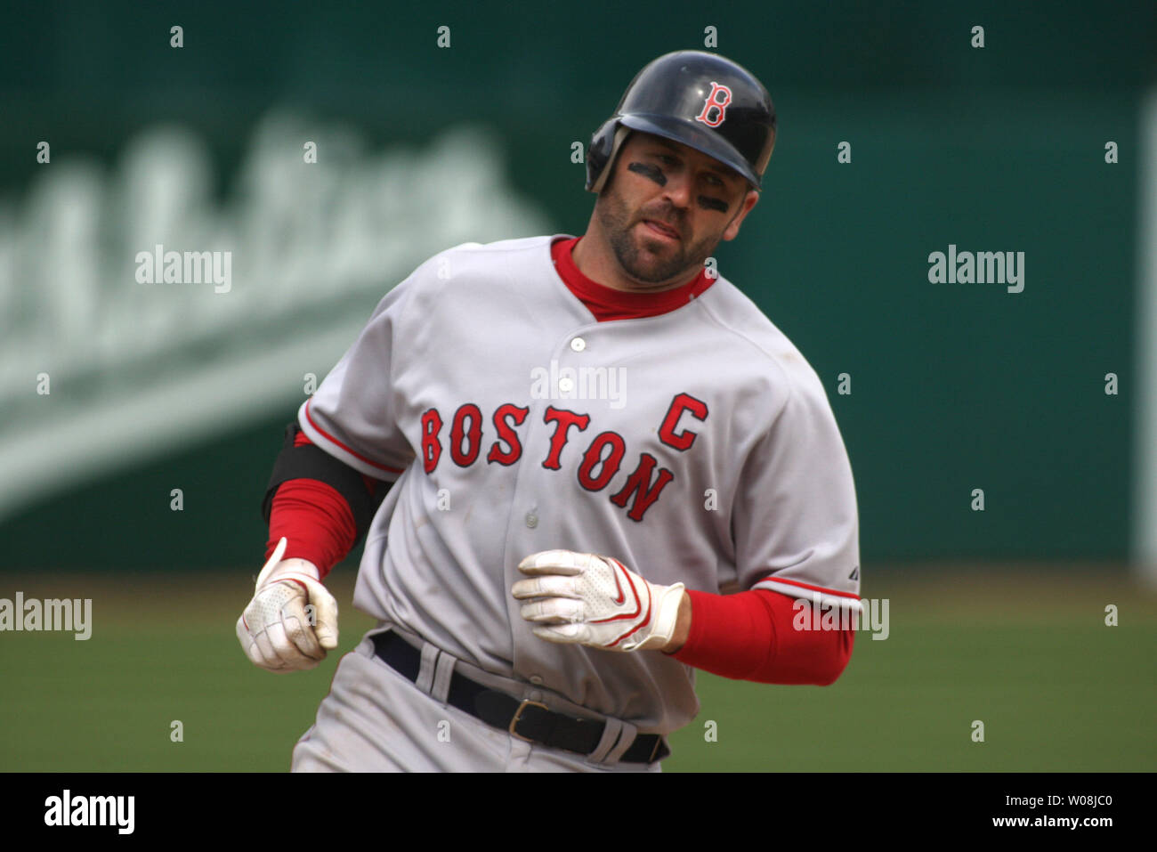 Boston Red Sox Jason Varitek runden die Grundlagen, nachdem er einen home run aus Oakland A's Huston Street im neunten Inning bei McAfee Coliseum in Oakland, Kalifornien am 2. April 2008. Boston besiegt Oakland 5-0. (UPI Foto/Terry Schmitt) Stockfoto