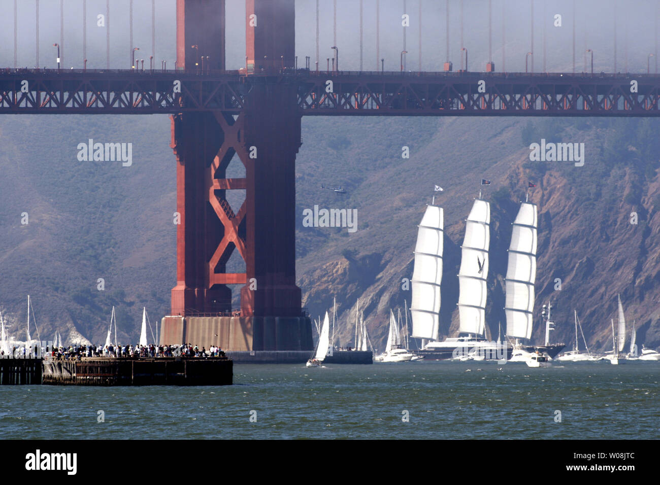 Die yacht Maltese Falcon Segel unter der Golden Gate Bridge in San Francisco Bay unter vollen Segeln, durch eine Armada von Booten am 27. September 2008 umgeben. Die 289 Fuß hohen Tech Segelboot in der Türkei war von Silicon Valley Venture Capitalist Tom Perkins gebaut und war für den Verkauf dieses Jahr für $ 169 Millionen. (UPI Foto/Terry Schmitt) Stockfoto