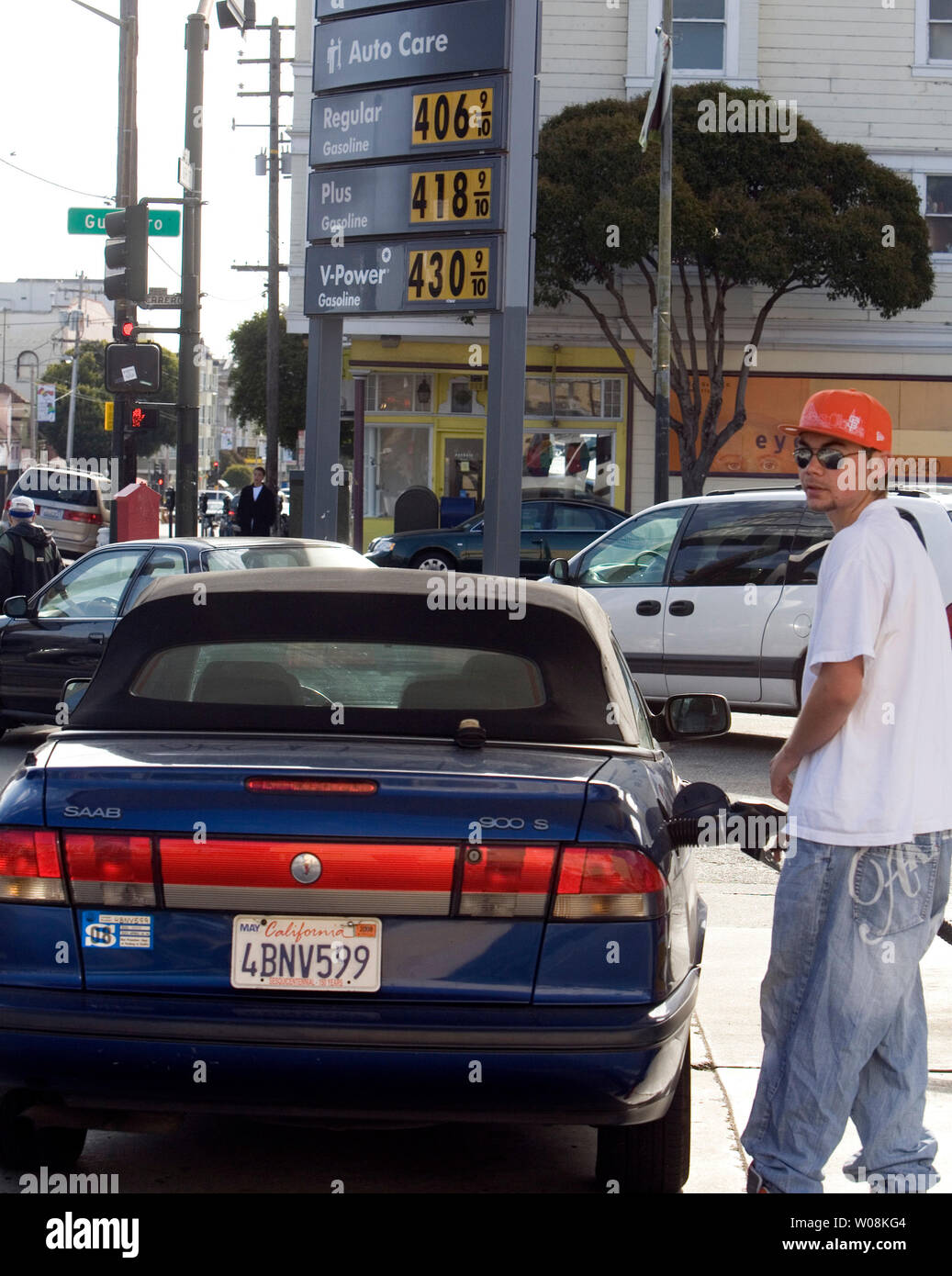 Ein Kraftfahrer kauft seinen ersten Tank von Gas über vier Dollar pro Gallone in San Francisco am 22. April 2008. Der Preis für eine Gallone von regelmäßigem über vier Dollar bewegte, wie Rohöl stieg auf den Rekordwert von 119,90 $ in New York. (UPI Foto/Terry Schmitt) Stockfoto