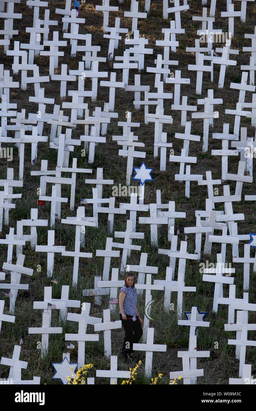 Eine Frau Spaziergänge inmitten Kreuze in Lafayette, Kalifornien am Memorial Day, 25. Mai 2009. Es gibt 4990 Kreuze auf einem Hügel entlang der Autobahn 24 als Denkmal für die Soldaten im Irak getötet. (UPI Foto/Terry Schmitt) Stockfoto