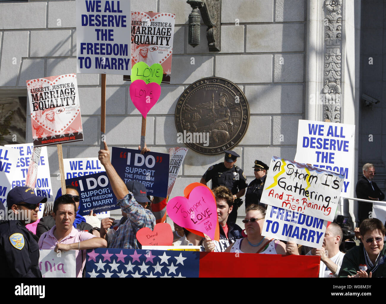 Die Demonstranten für homosexuelle Ehe erwarten der California Supreme Court Entscheidung über staatliche Angelegenheit 8, eine Stimmzettelinitiative Begrenzung der Ehe mit einem Mann und einer Frau, an der State Building in San Francisco am 26. Mai 2009. Der Gerichtshof hat die Initiative aber erklärt, dass 18.000 homosexuellen Ehen, die vor dem Stimmen legal sind. (UPI Foto/Terry Schmitt) Stockfoto