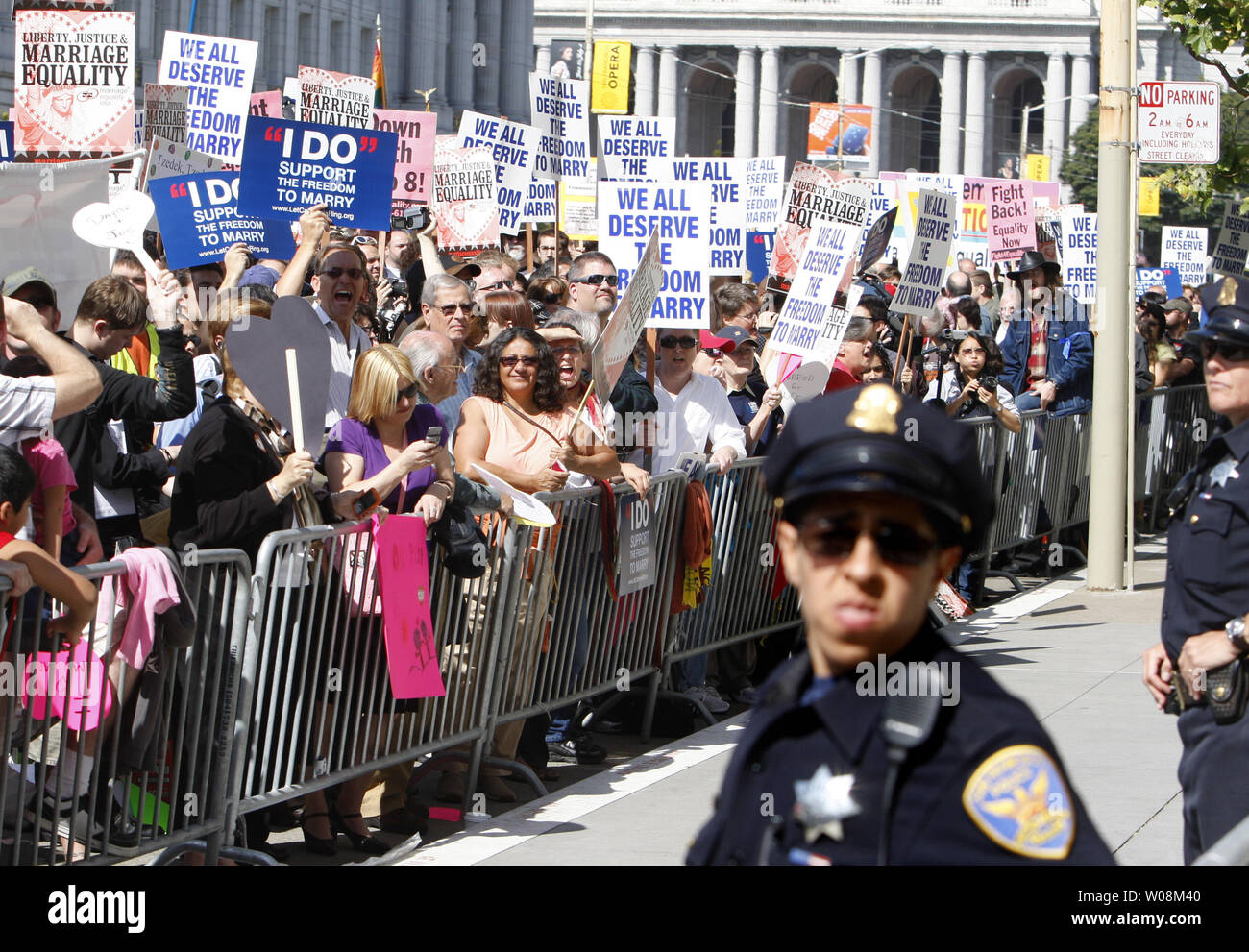Die Demonstranten für homosexuelle Ehe erwarten der California Supreme Court Entscheidung über staatliche Angelegenheit 8, eine Stimmzettelinitiative Begrenzung der Ehe mit einem Mann und einer Frau, an der State Building in San Francisco am 26. Mai 2009. Der Gerichtshof hat die Initiative aber erklärt, dass 18.000 homosexuellen Ehen, die vor dem Stimmen legal sind. (UPI Foto/Terry Schmitt) Stockfoto