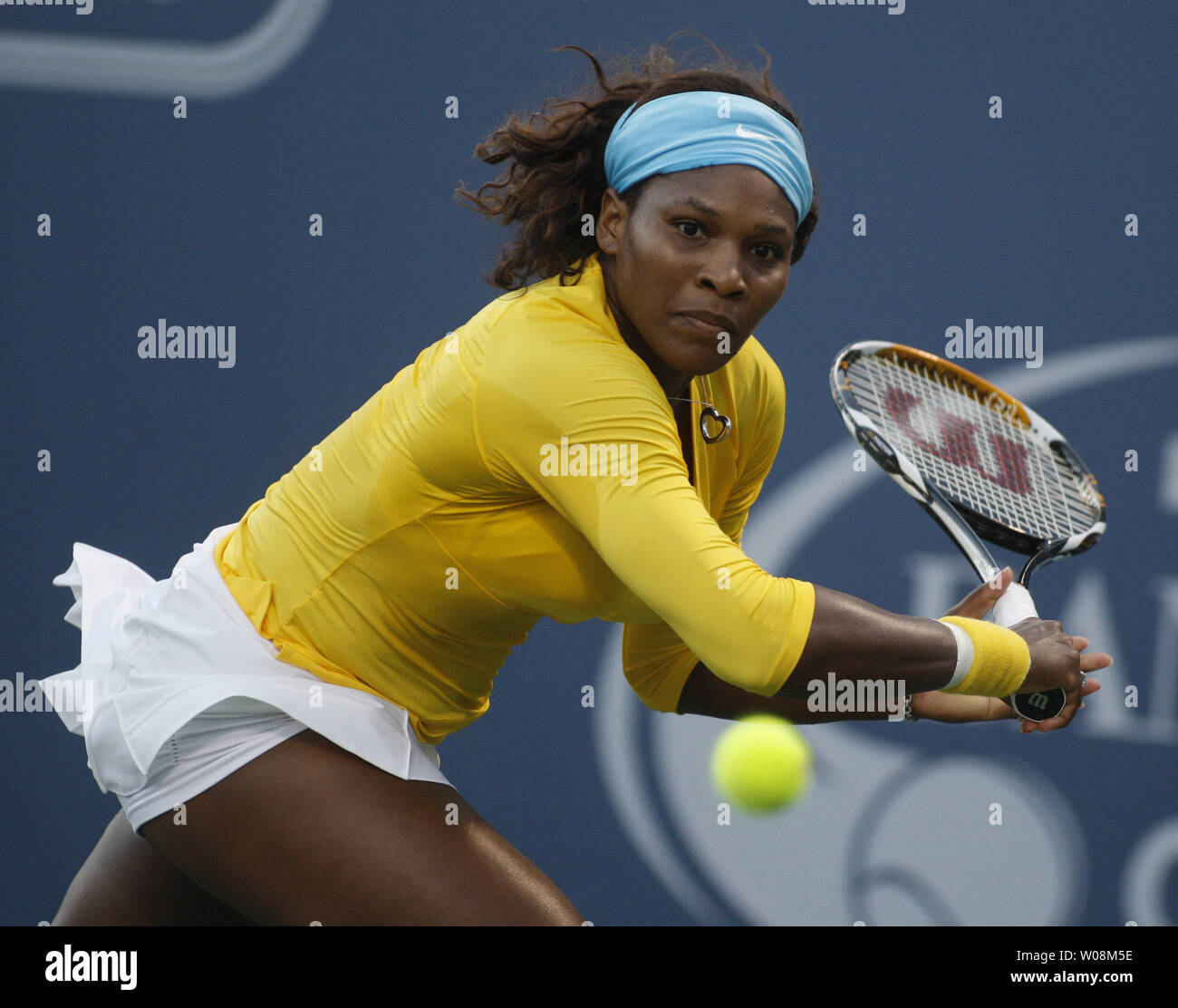 Obere Samen Serena Williams gibt einen Schuß zu Li Na von China in der ersten Runde der Bank der Westen Klassiker an der Stanford University in Palo Alto, Kalifornien, am 28. Juli 2009. UPI/Terry Schmitt Stockfoto