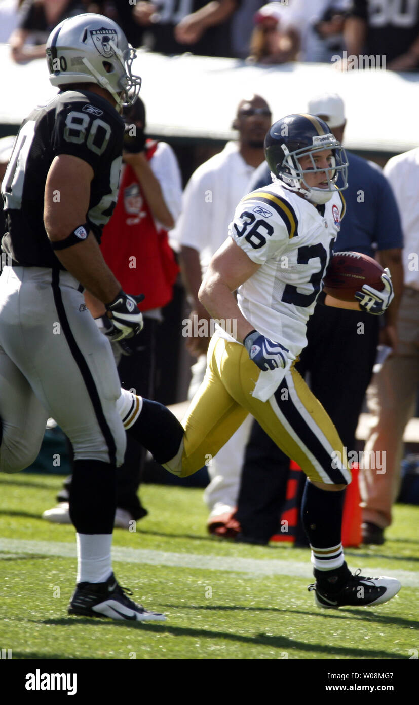 New York Strahlen Sicherheit Jim Leonhard (36) Rennen downfield mit einem abgefangenen Pass von Oakland Raiders JaMarcus Russell als Räuber' Zach Miller (80) an der Coliseum in Oakland, Kalifornien am 25. Oktober 2009 verfolgt. Die Düsen heraus geschlossen die Räuber 38-0. UPI/Terry Schmitt Stockfoto