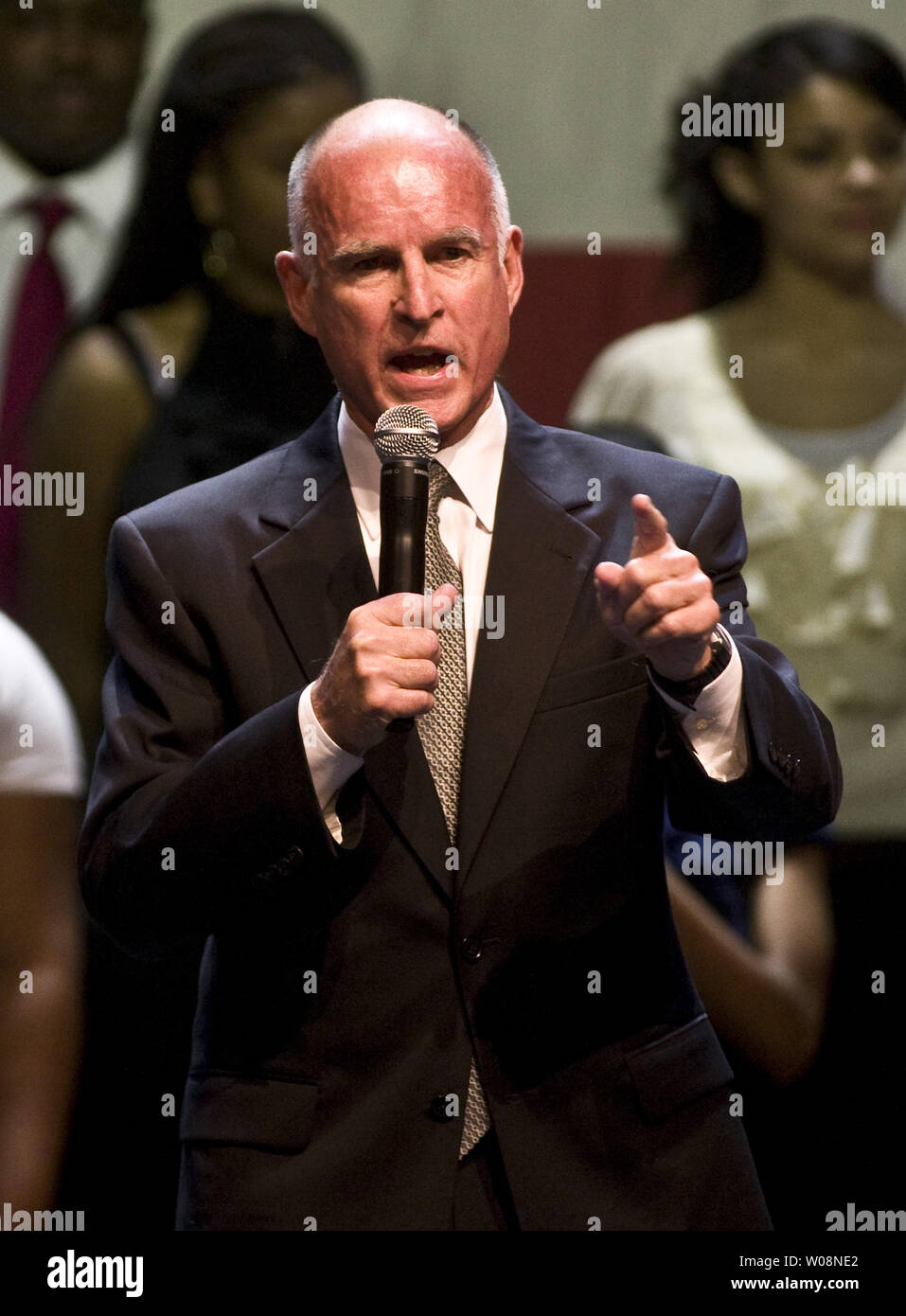 Der Gouverneur von Kalifornien - wählen Jerry Brown spricht mit Anhänger im Fox Theater in Oakland, Kalifornien am 2. November 2010. Braun besiegt Challenger Meg Whitman. UPI/Terry Schmitt Stockfoto