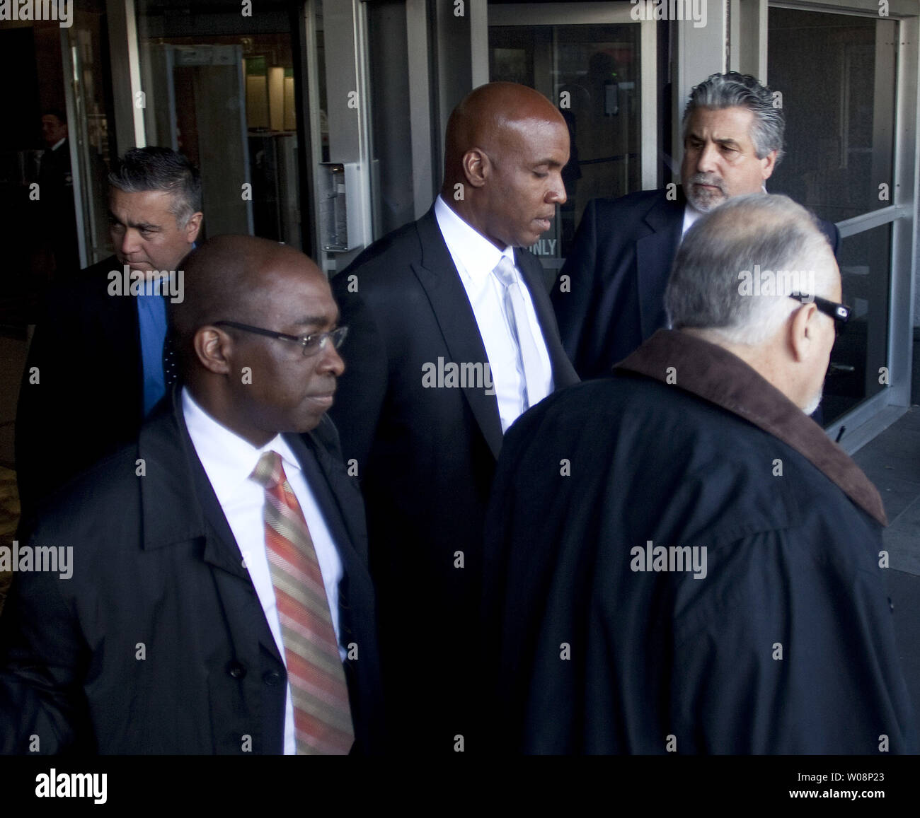 Home Run king Barry Bonds verlässt das Gebäude nach dem ersten Tag seines Prozesses auf Meineidaufladungen in San Francisco am 21. März 2011. UPI/Mohammad Kheirkhah Stockfoto