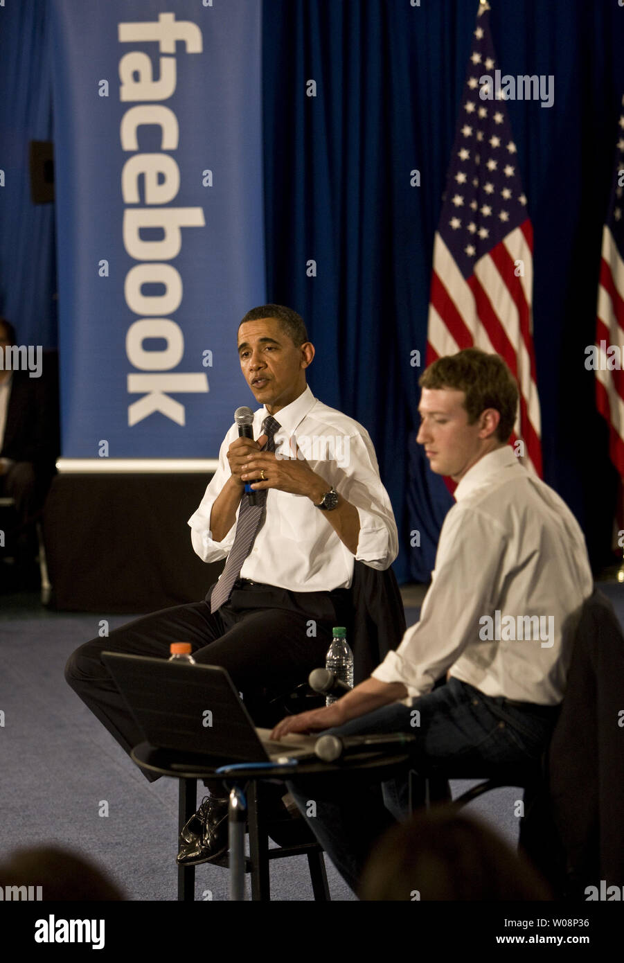Präsident Barak Obama spricht in einem 'Rathaus' bei Facebook Headquarters, mit Facebook CEO Mark Zuckerberg (R) in Palo Alto, Kalifornien, am 20. April 2011. UPI/Terry Schmitt Stockfoto