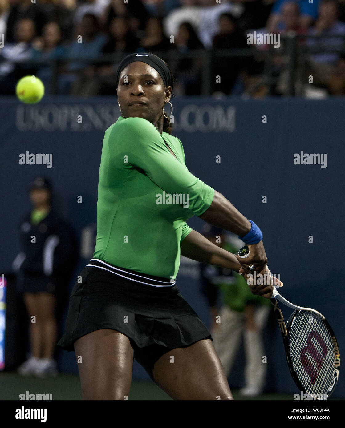 Serena Williams Augen die Kugel auf eine Rückkehr zu Maria Sharapova bei der Bank des Westen Klassiker an der Stanford University in Kalifornien am 29. Juli 2011. Williams besiegte Sharapova 6-1, 6-3. UPI/Terry Schmitt Stockfoto