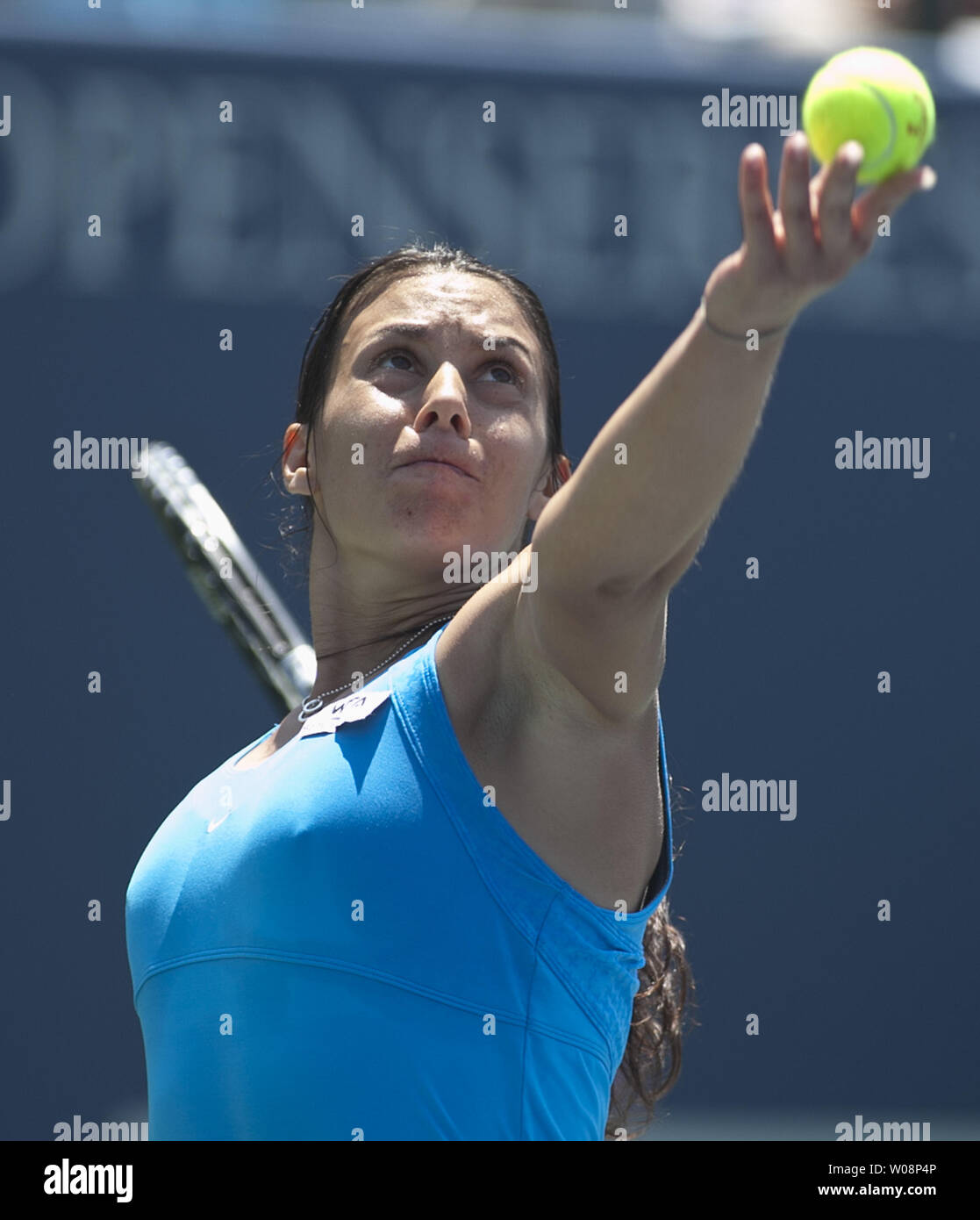 Marion Bartoli aus Frankreich dient zur Serena Williams im Finale der Bank der Westen Klassiker an der Stanford University in Kalifornien am 31. Juli 2011. Williams besiegte Bartoli 7-5, 6-1, um das Turnier zu gewinnen. UPI/Terry Schmitt Stockfoto