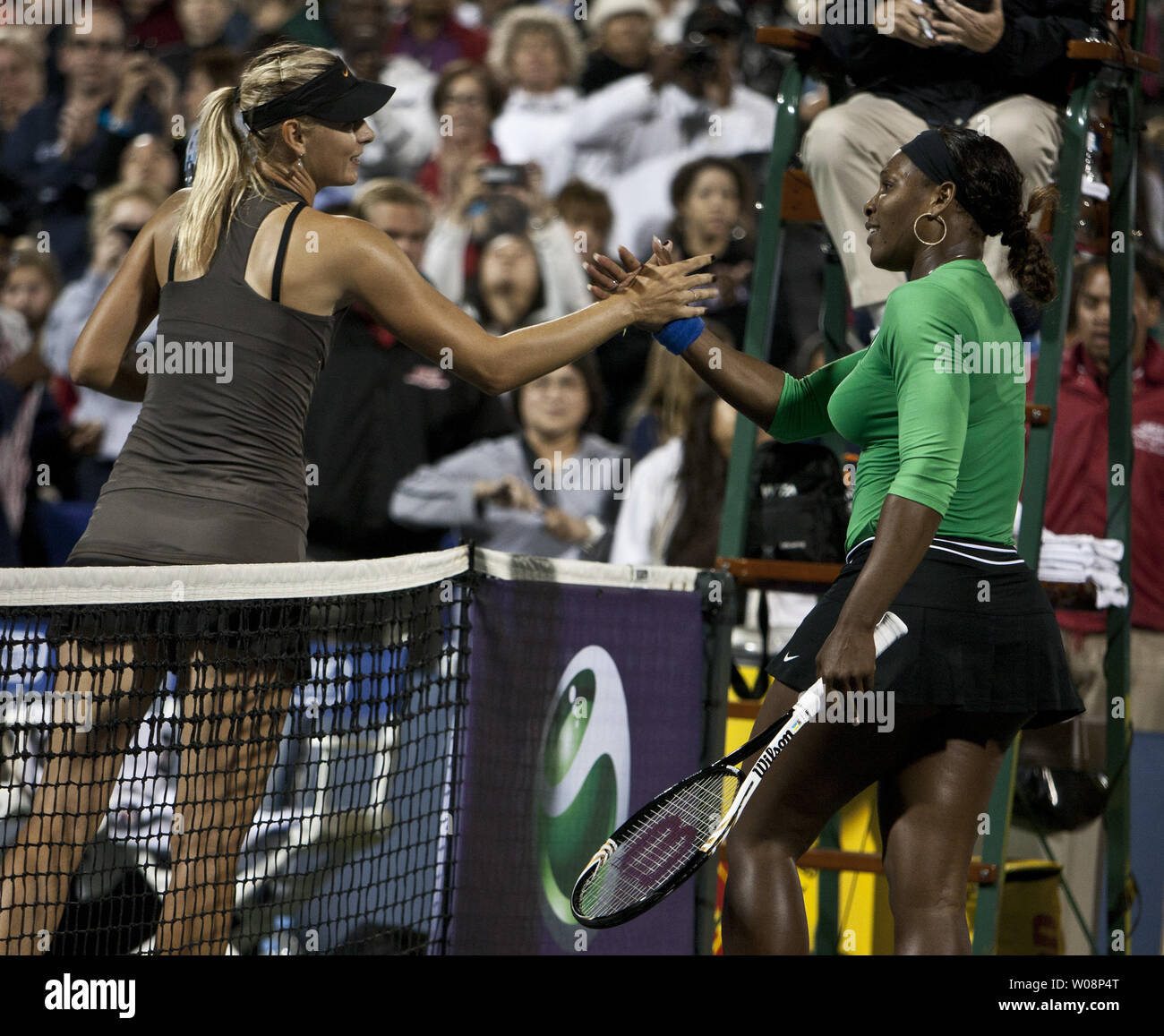 Maria Sharapova (L) gratuliert Serena Williams nach dem Match Point bei der Bank des Westen Klassiker an der Stanford University in Kalifornien am 29. Juli 2011. Williams besiegte Sharapova 6-1, 6-3. UPI/Terry Schmitt Stockfoto