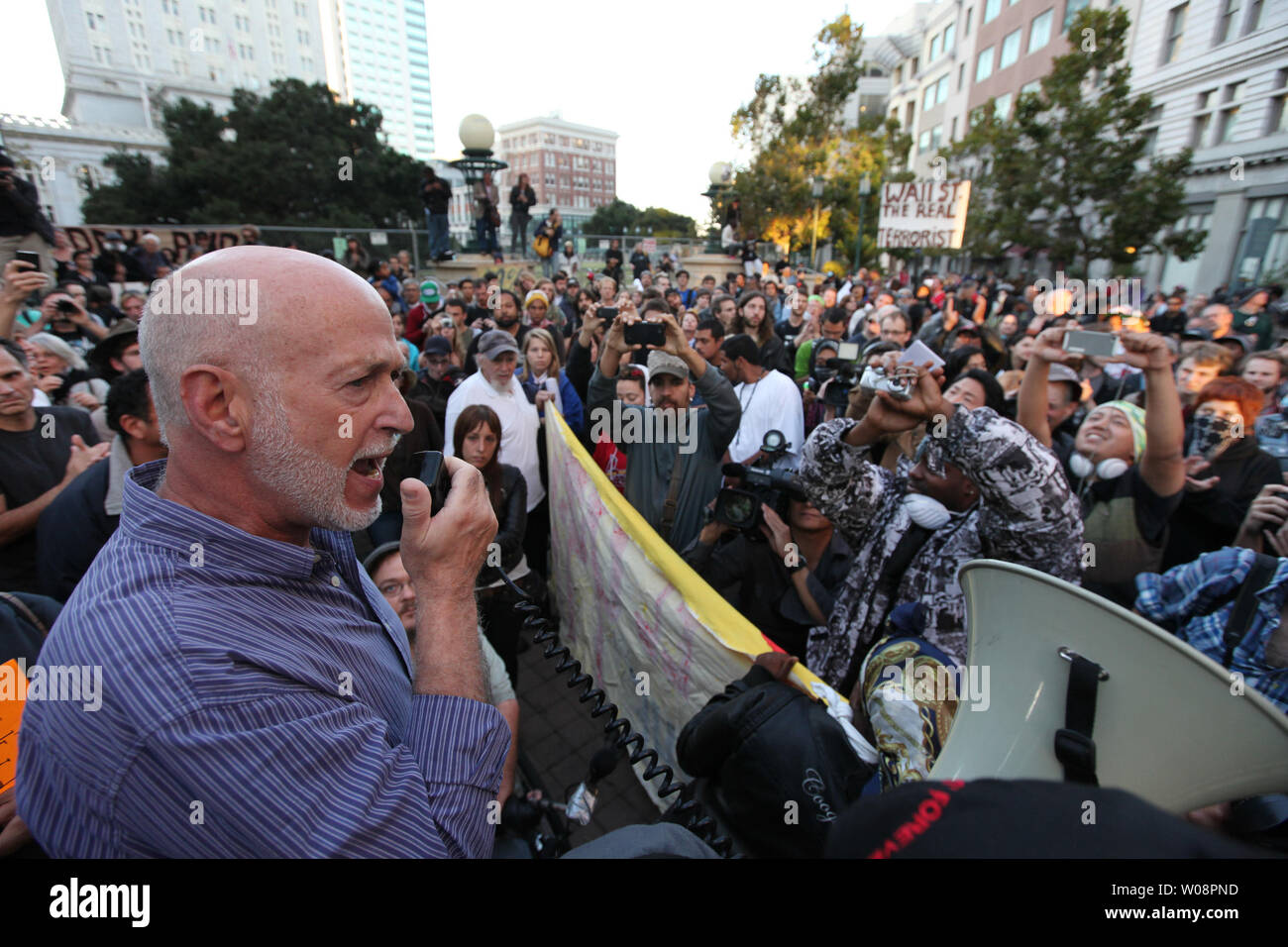 Aktivist Rechtsanwalt Dan Seigel Adressen eine Masse von Oakland Demonstranten besetzen Vor Frank H. Ogawa Plaza in Oakland, Kalifornien am 26. Oktober 2011. Mehr als tausend die Nacht versammelt, nachdem die Polizei Tränengas und Gummigeschosse eingesetzt, um die Demonstranten zu zerstreuen. UPI/Terry Schmitt Stockfoto
