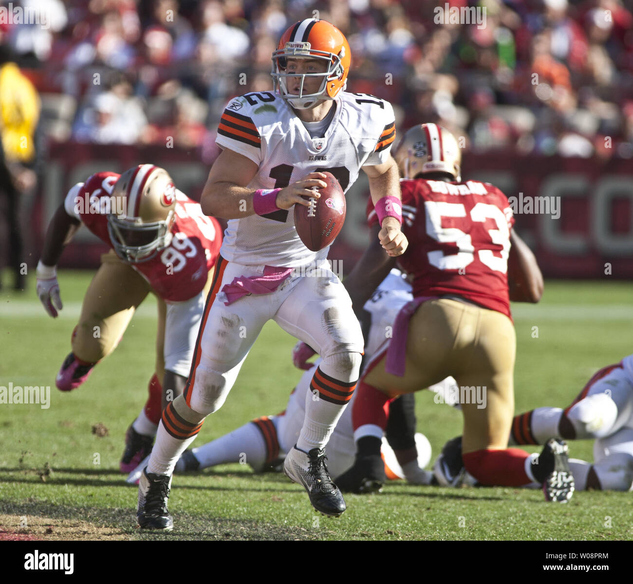 Cleveland Browns QB Colt McCoy (12) kriecht San Francisco 49ers Aldon Smith (99) am Candlestick Park in San Francisco 0 n Oktober 30, 2011 zu vermeiden. Die 49ers besiegten die Browns zu 6-1 gehen. UPI/Terry Schmitt Stockfoto